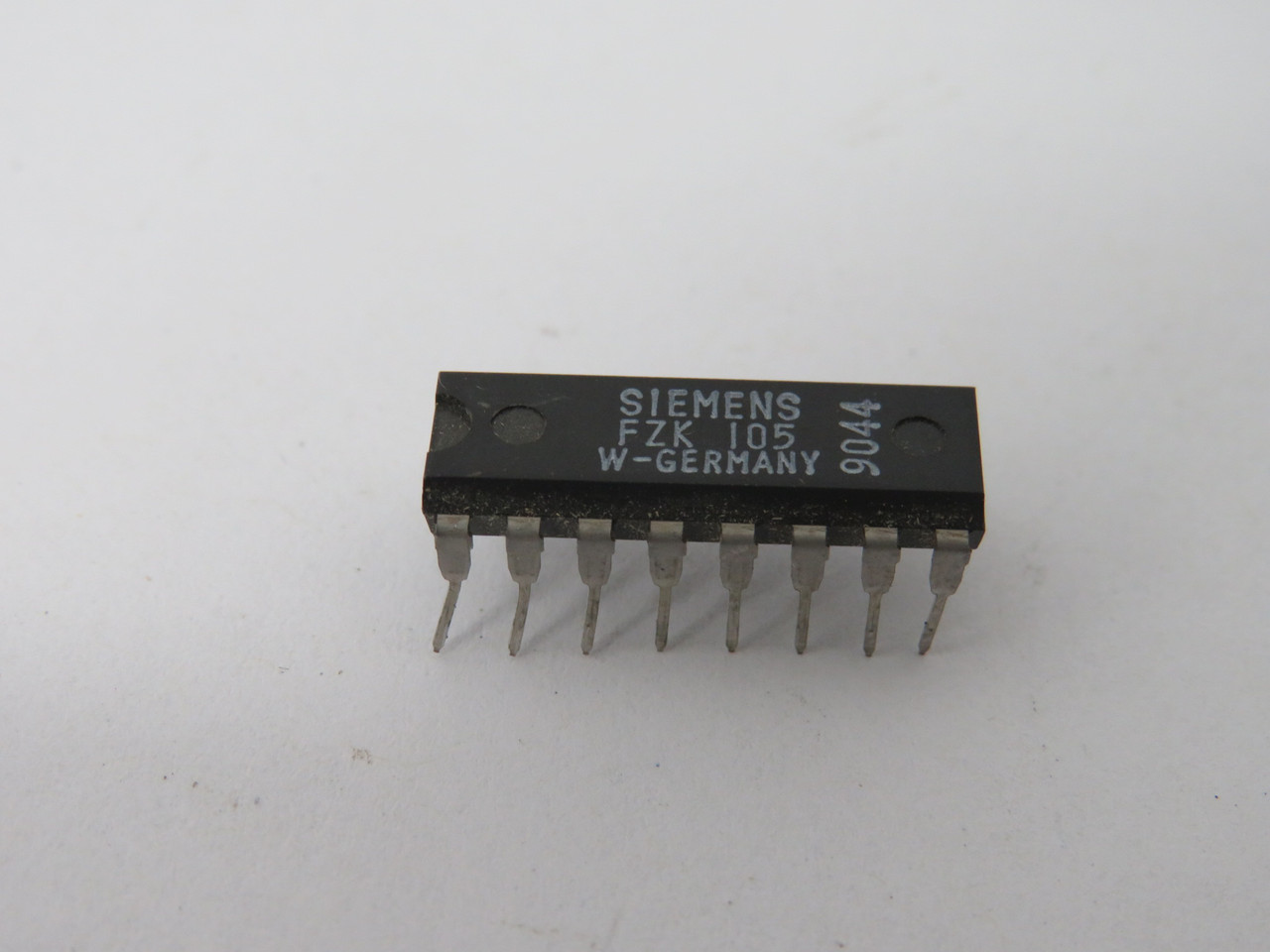 Siemens FZK-105 IC Chip 24 Trans 22 Diodes 39 Resistor LSL DTL 16-Pin USED