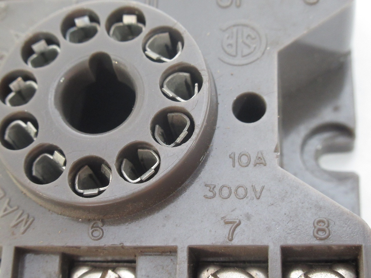 Idec SL-611 Dark Grey Relay Socket 10A 300V 11-Pin USED