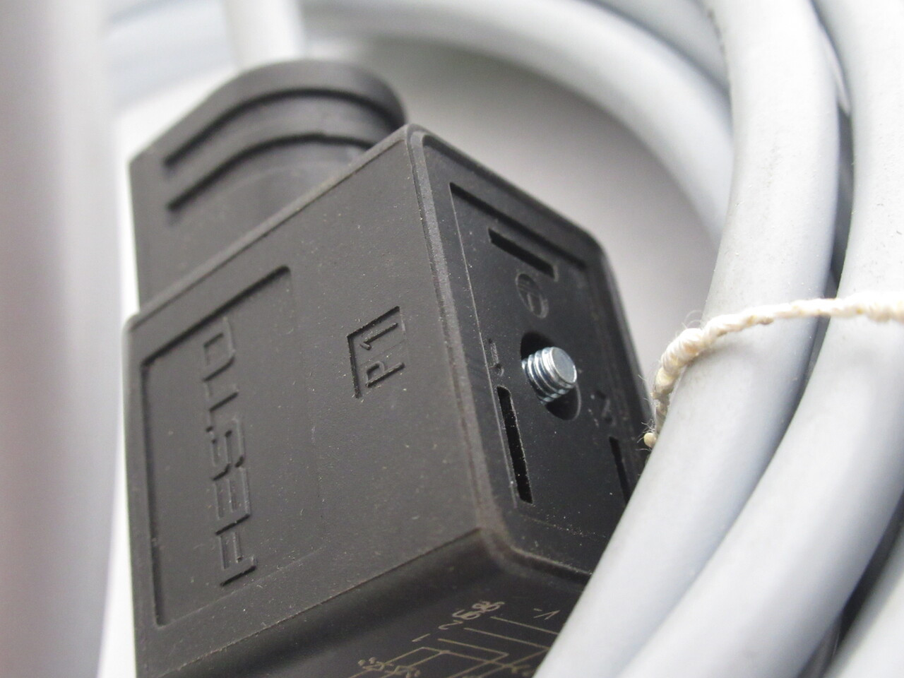 Festo 30937 KMF-1-24-5-LED Solenoid Valve Connector Cable 24V NOP