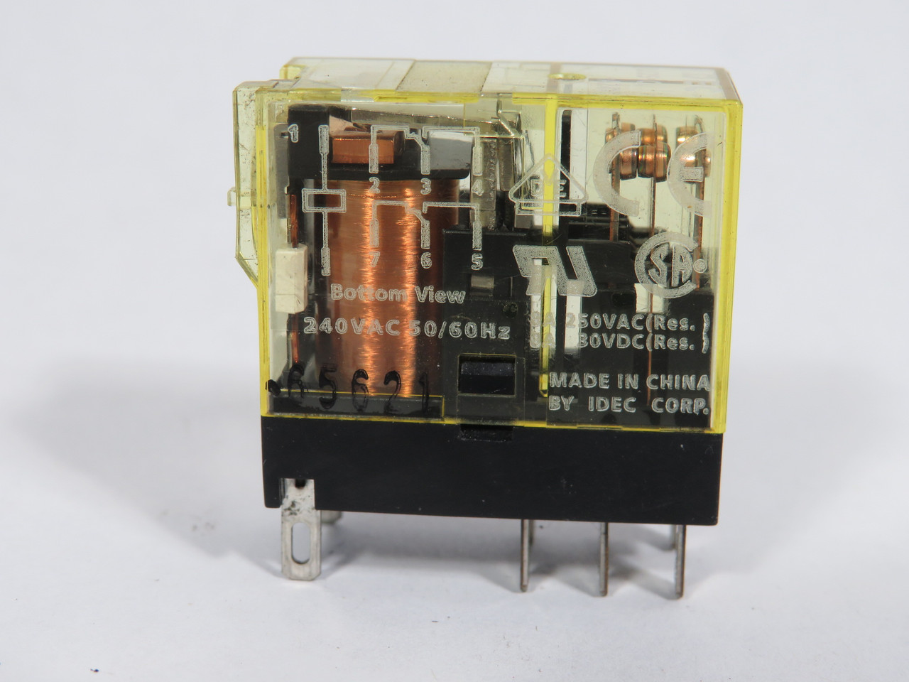 Idec RJ2S-CL-A240 General Relay 240VAC 50/60Hz 8A@250VAC/30VDC 8-Blade USED
