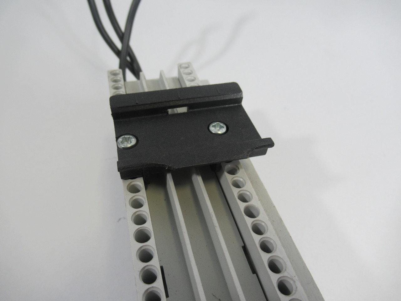 Siemens 8US1-251-5DM07 Busbar System Device Adapter CRACK TO RAIL MOUNT USED