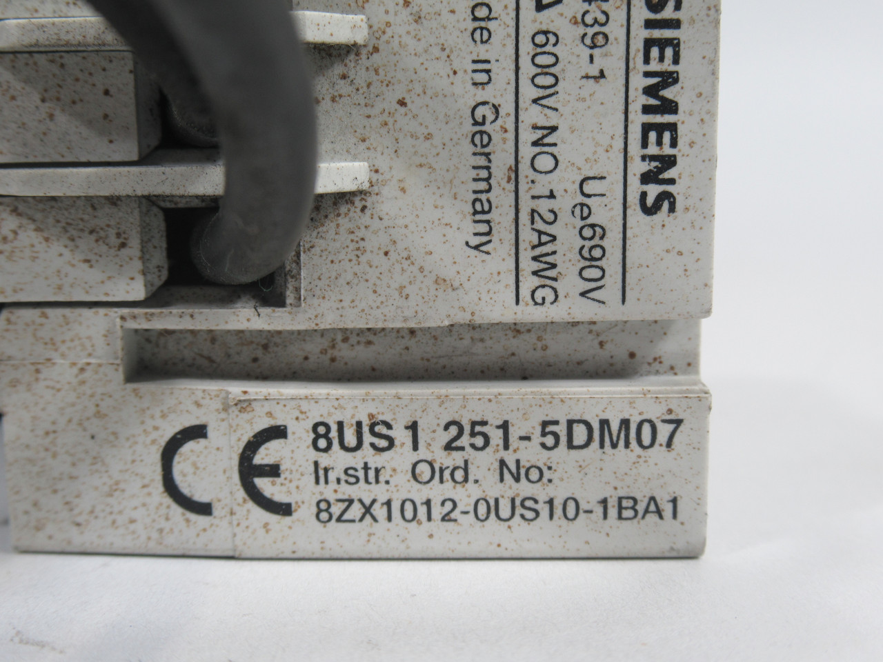 Siemens 8US1-251-5DM07 Busbar System Device Adapter CRACK TO RAIL MOUNT USED