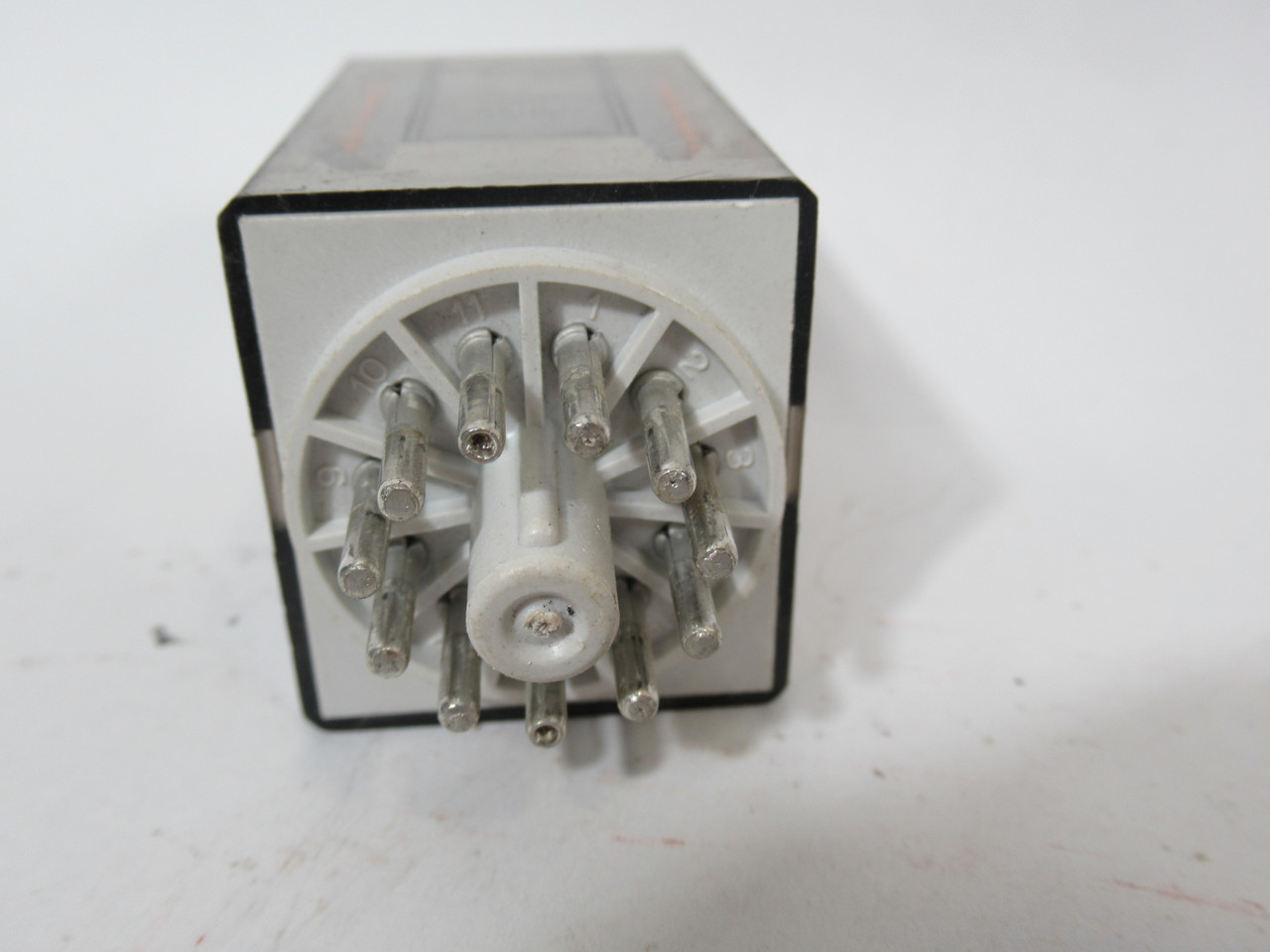 Finder 60.13.8.120.0040 Relay 11-Pin 120VAC Coil *Broken Indicator* USED