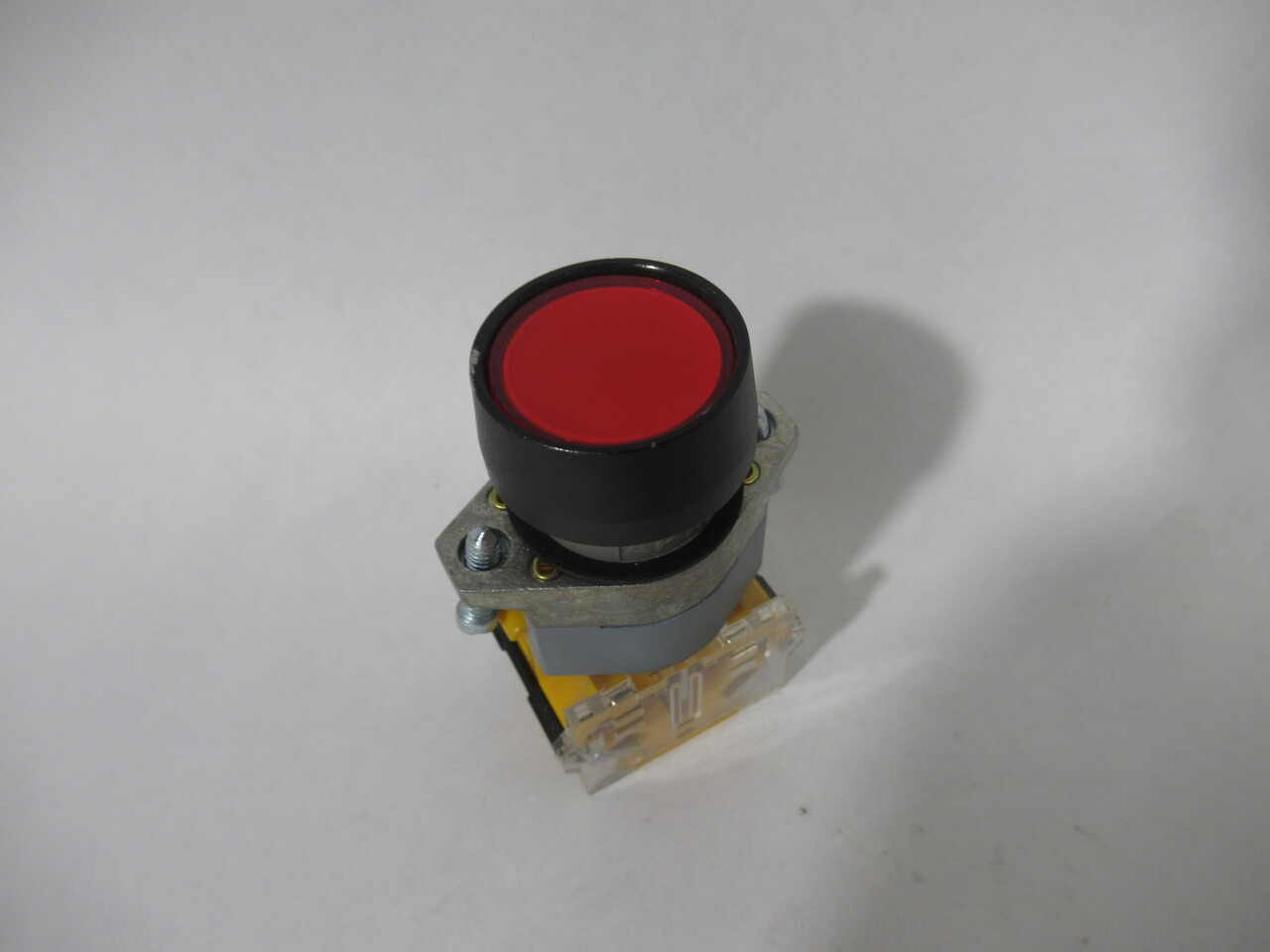 APT LA39-A1-11R Red Momentary Push Button 1NO 1NC 24VDC 23VAC USED
