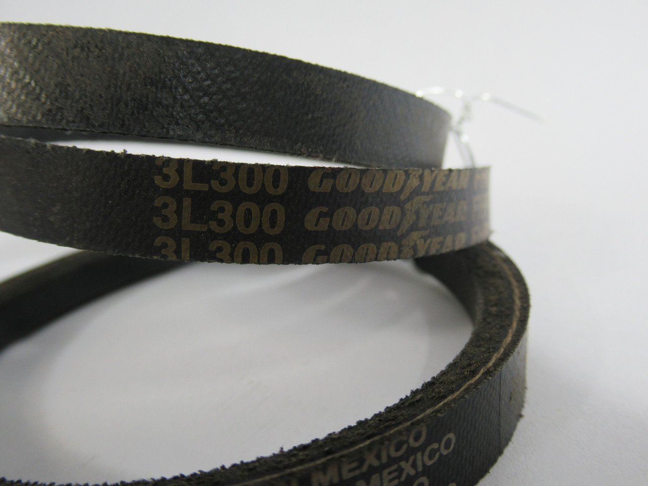 GoodYear 3L300 FHP V-Belt 30"L 3/8"W 7/32"T ! NOP !