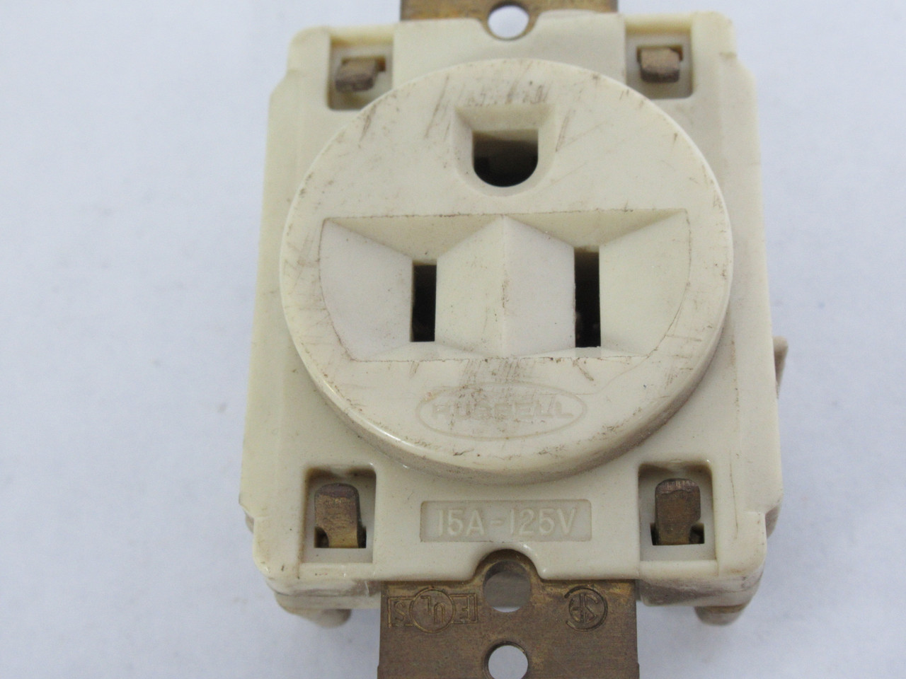 Hubbell 5261I Straight Blade Ivory Receptacle 15A 125V 3W 2P USED