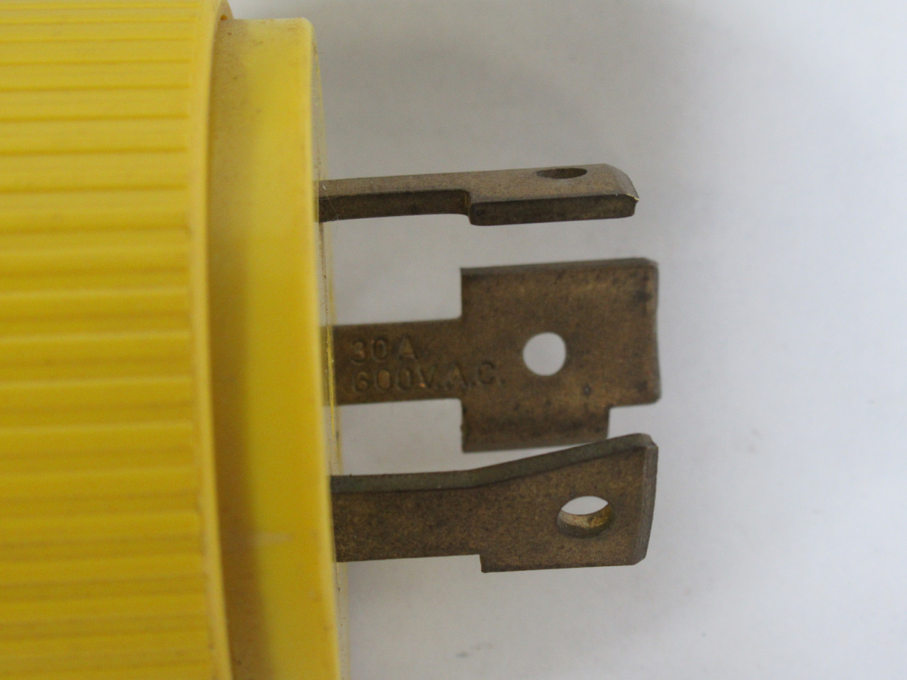 Pass & Seymour L9-30P Yellow Turn & Pull Plug 30A 600VAC 3W 2P USED