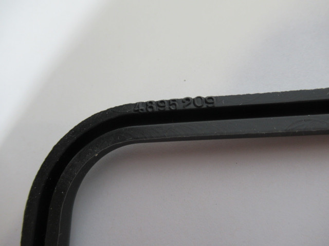 New Holland 4895209 Valve Cover Gasket for Tractor Engine ! NOP !