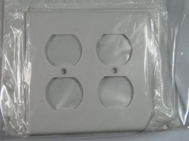 Leviton 001-88016 2-Gang Duplex Receptacle Wall Plate White Lot of 10 ! NOP !