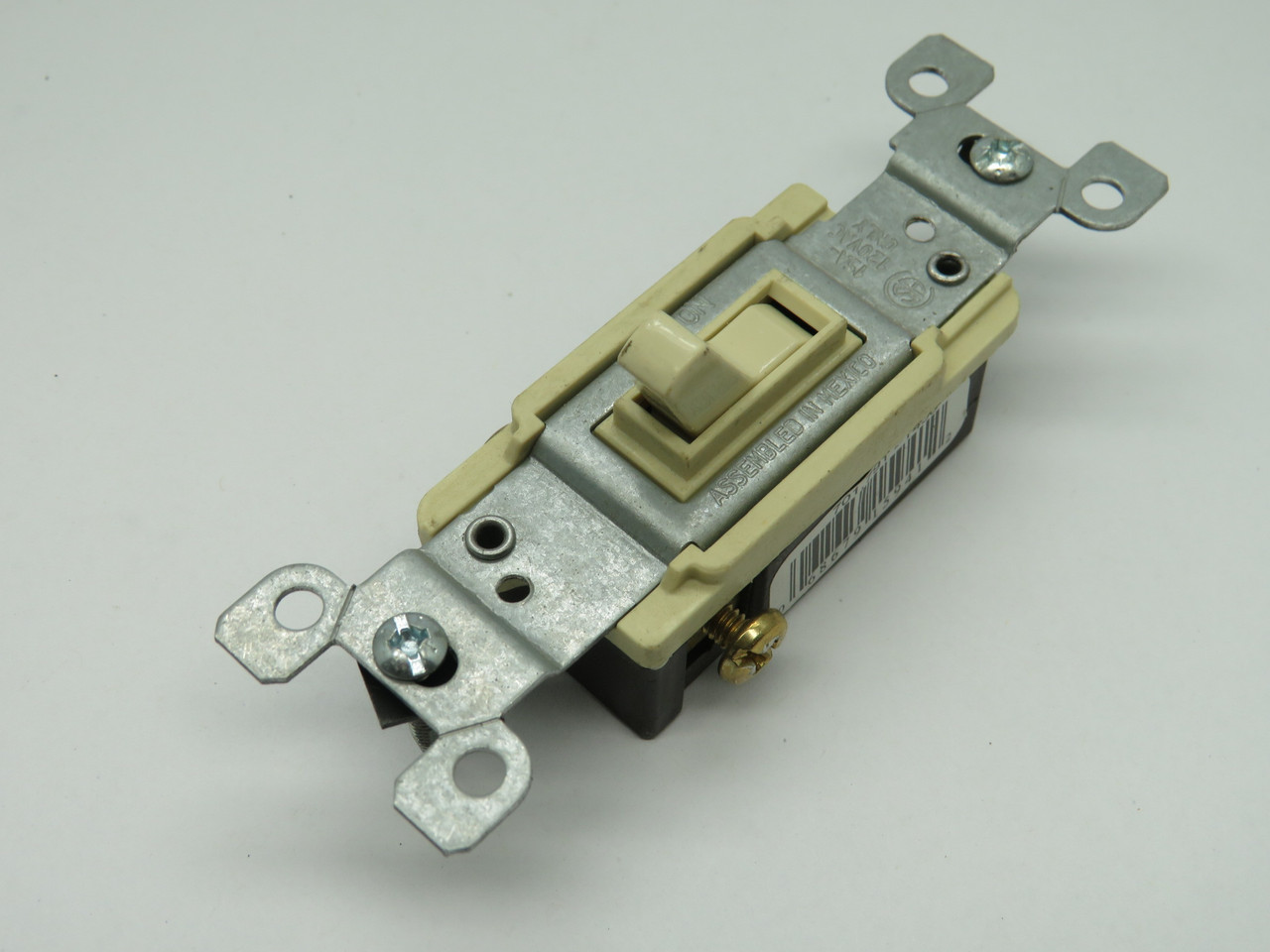 Leviton 1453-I NEW STYLE 3-Way Ivory Toggle Light Switch 120V 15A Lot of 7 NOP