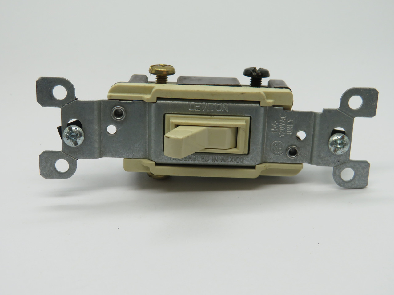 Leviton 1453-I NEW STYLE 3-Way Ivory Toggle Light Switch 120V 15A Lot of 7 NOP