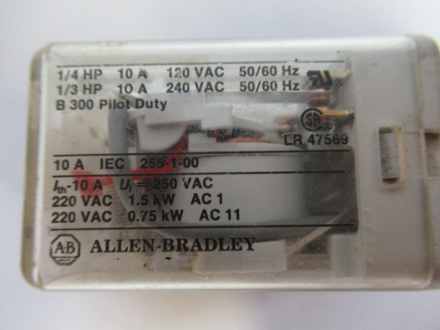 Allen-Bradley 700-HA32A2 Relay SER A 240VAC 10A 50/60Hz USED