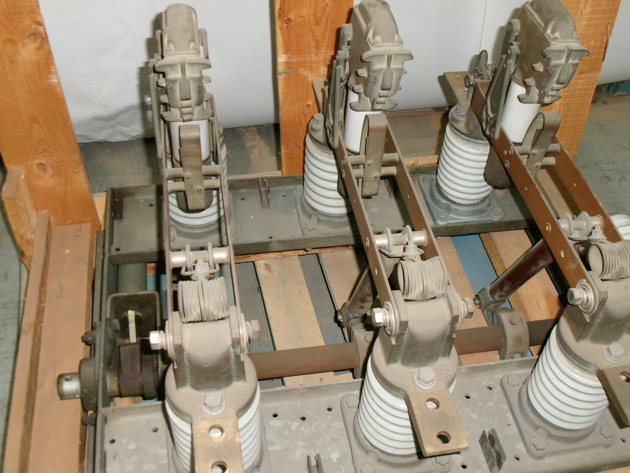 S&C 34112R4 Alduti-Rupter Indoor Load Interrupter 15kV 600A 3-Pole NEW