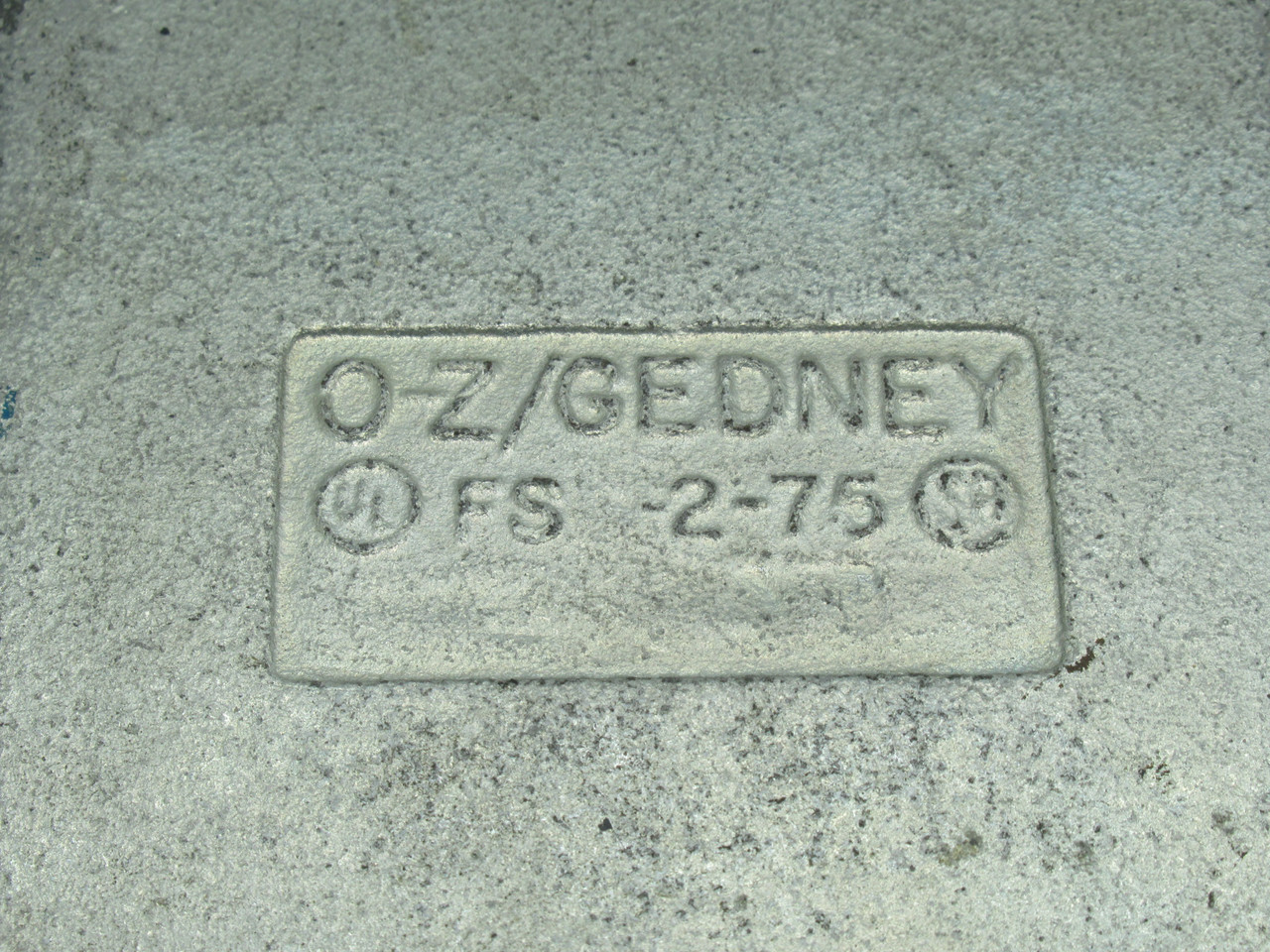 O-Z/Gedney FS-2-75 Gray Iron Device Box USED
