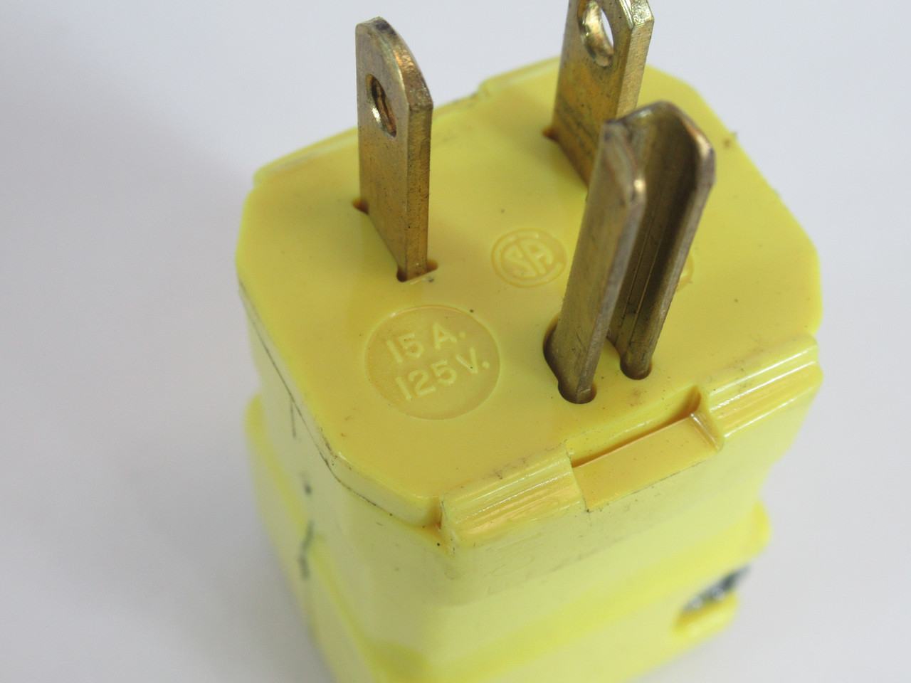 Hubbell HBL5965VY Straight-Blade Plug 15A 125V 3W 2P NEMA 5-15P Yellow USED