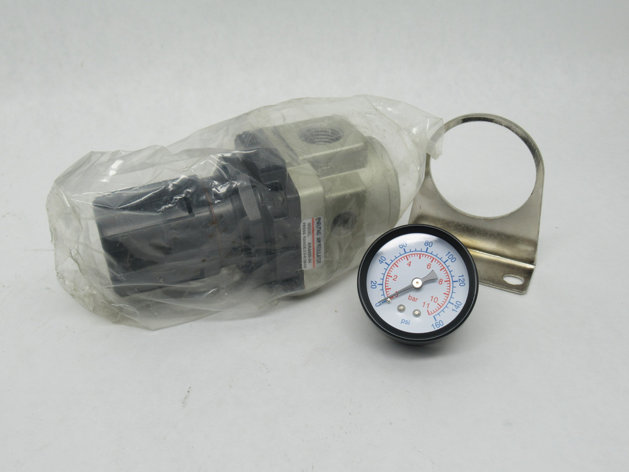 Pneutac AR4000-04 Regulator w/ Gauge and Bracket 1/2" NPT SHELF WEAR NEW