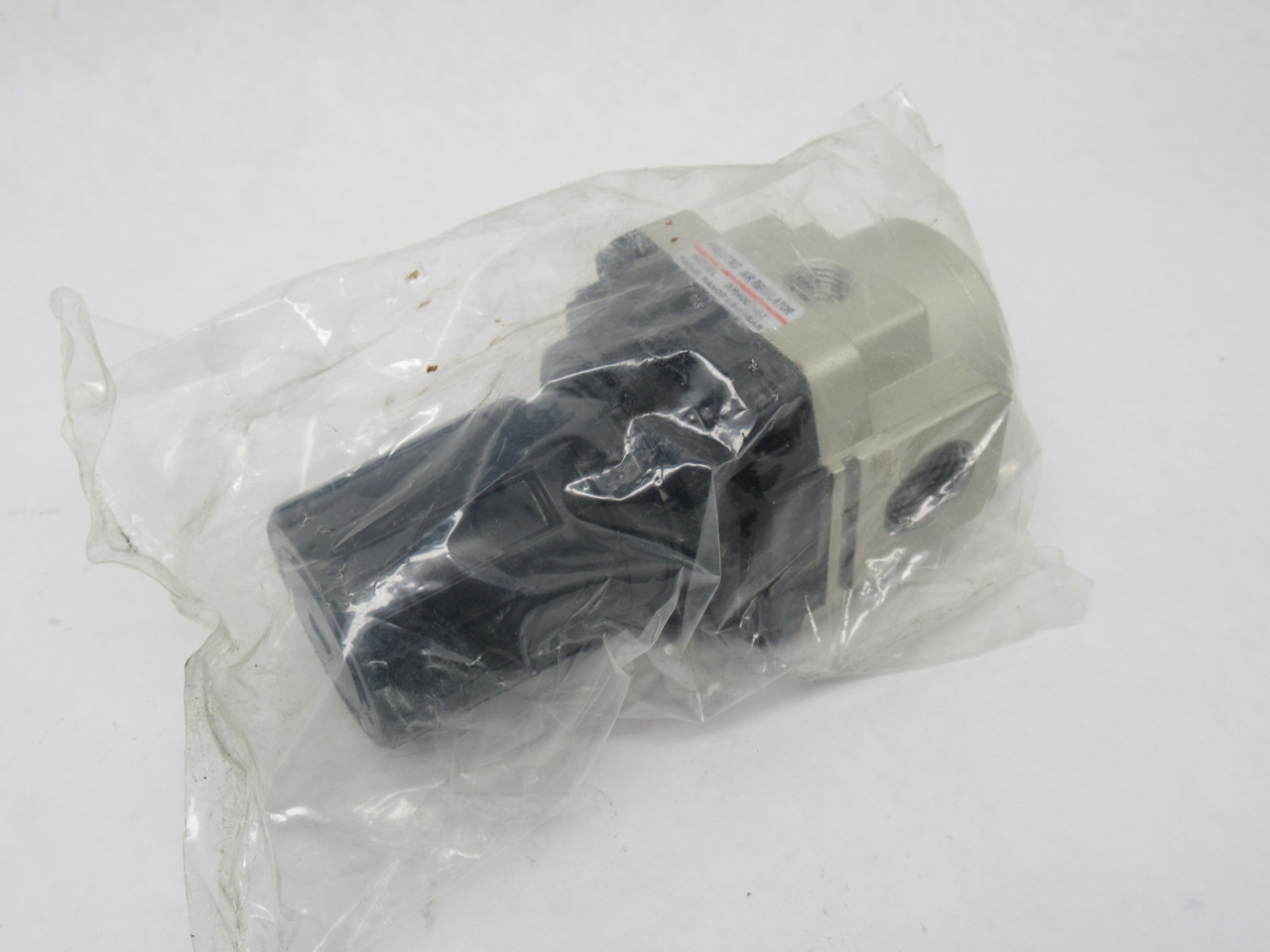 Pneutac AR4000-04 Regulator w/ Gauge and Bracket 1/2" NPT SHELF WEAR NEW