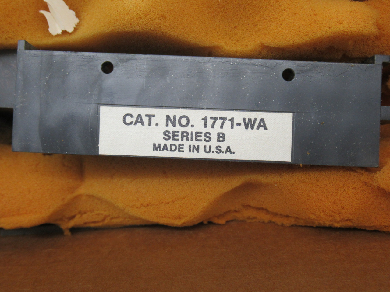 Allen-Bradley 1771-OA AC Output Module Ser. B 120V C/W 1771-WA SHELF WEAR NEW