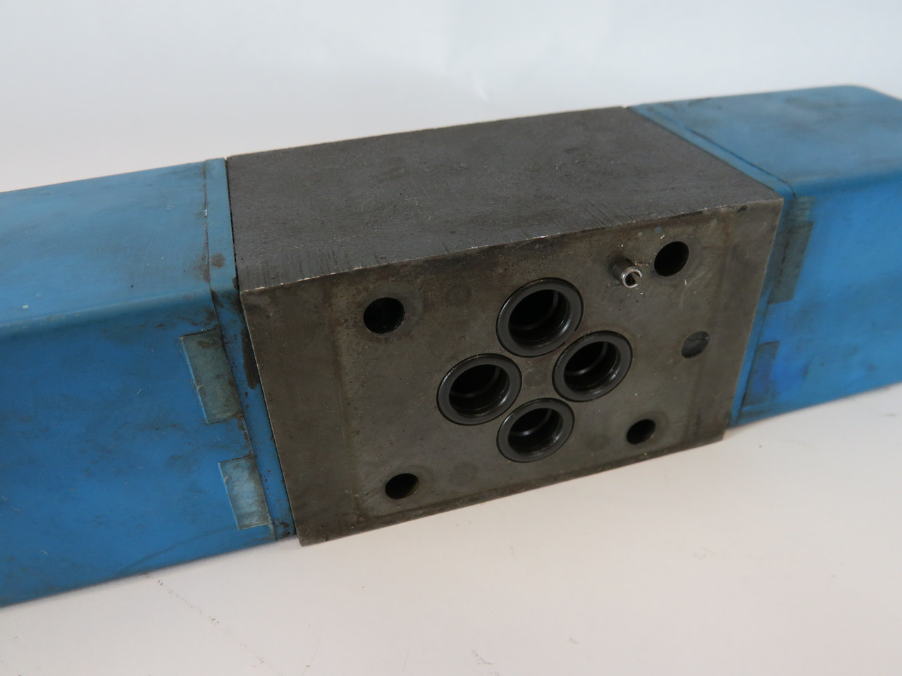 Vickers DG4V-3S-8C-VM-U-H5-61 4-Way Directional Valve 24VDC 30W 10.5 gpm USED