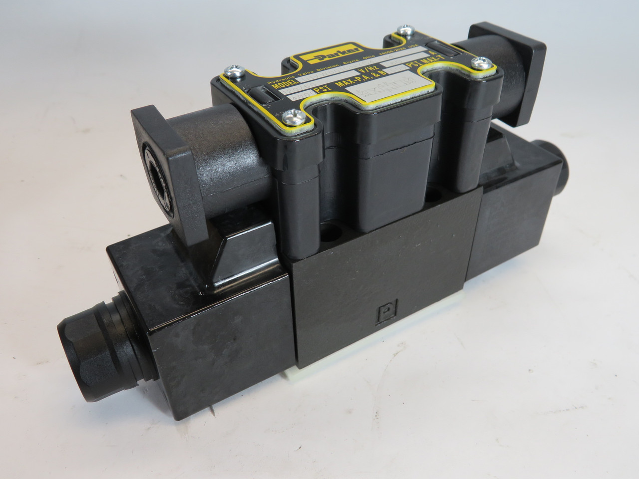 Parker D1VW020BNYCF4-94 Directional Control Valve 120V 60Hz 0.46A BOX DAMAGE NEW