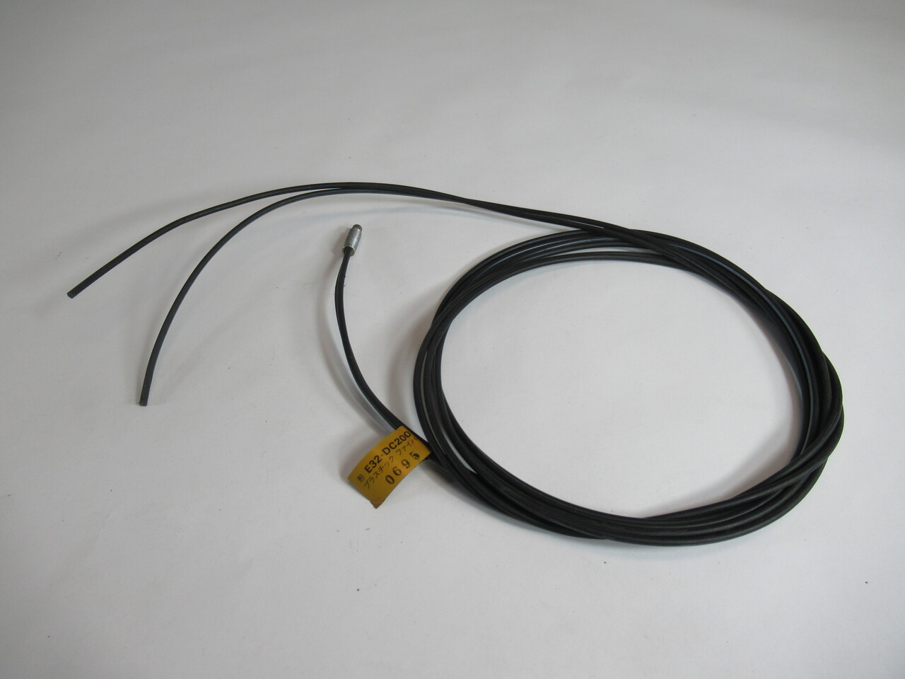 Omron E32-DC200 Fiber Optic Photoelectric Sensor M6 900mm Range 2m USED