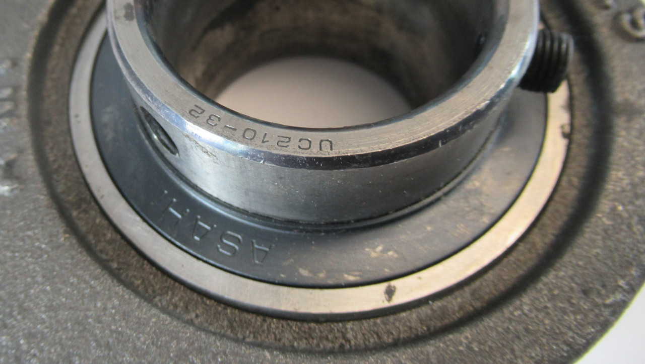 AMI UCST210-32 Take-Up Bearing 2"ID Cast Iron MISSING 1 SET SCREW USED