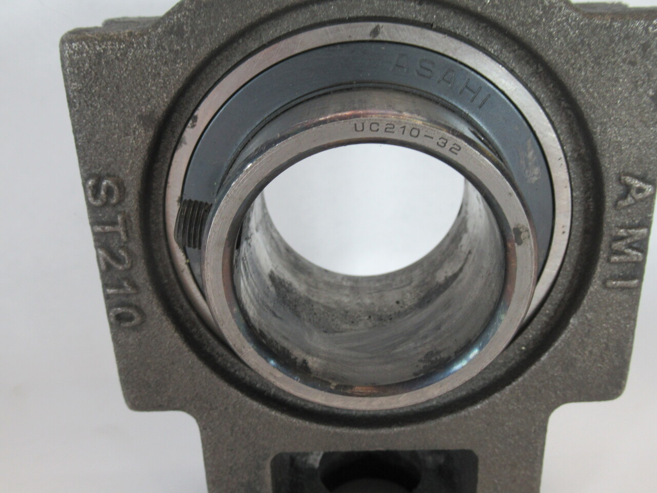 AMI UCST210-32 Take-Up Bearing 2"ID Cast Iron MISSING 1 SET SCREW USED