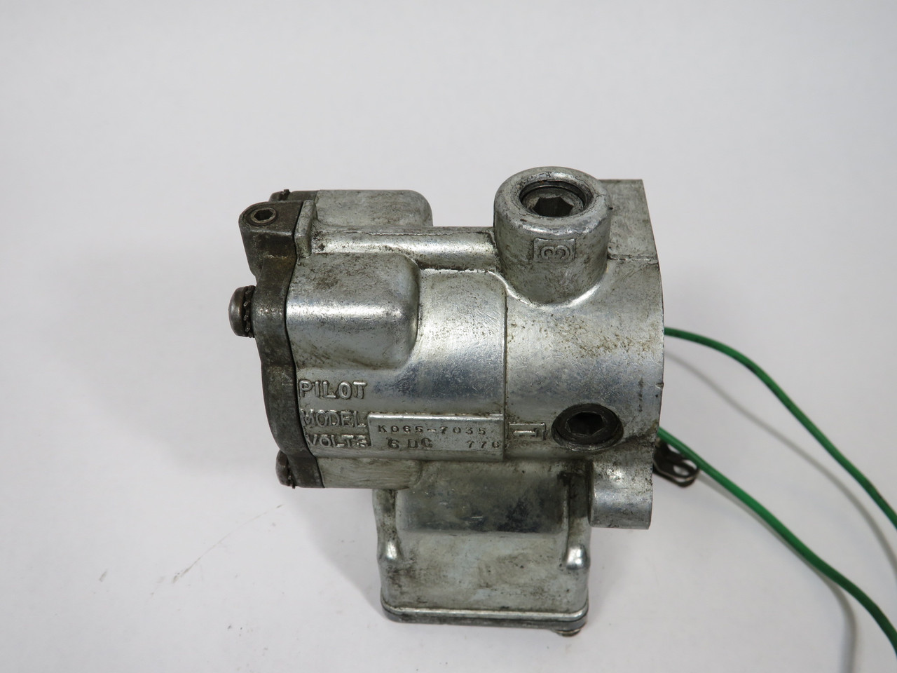 Bellows Valvair K065-7035 JIC Pilot Valve 6VDC USED