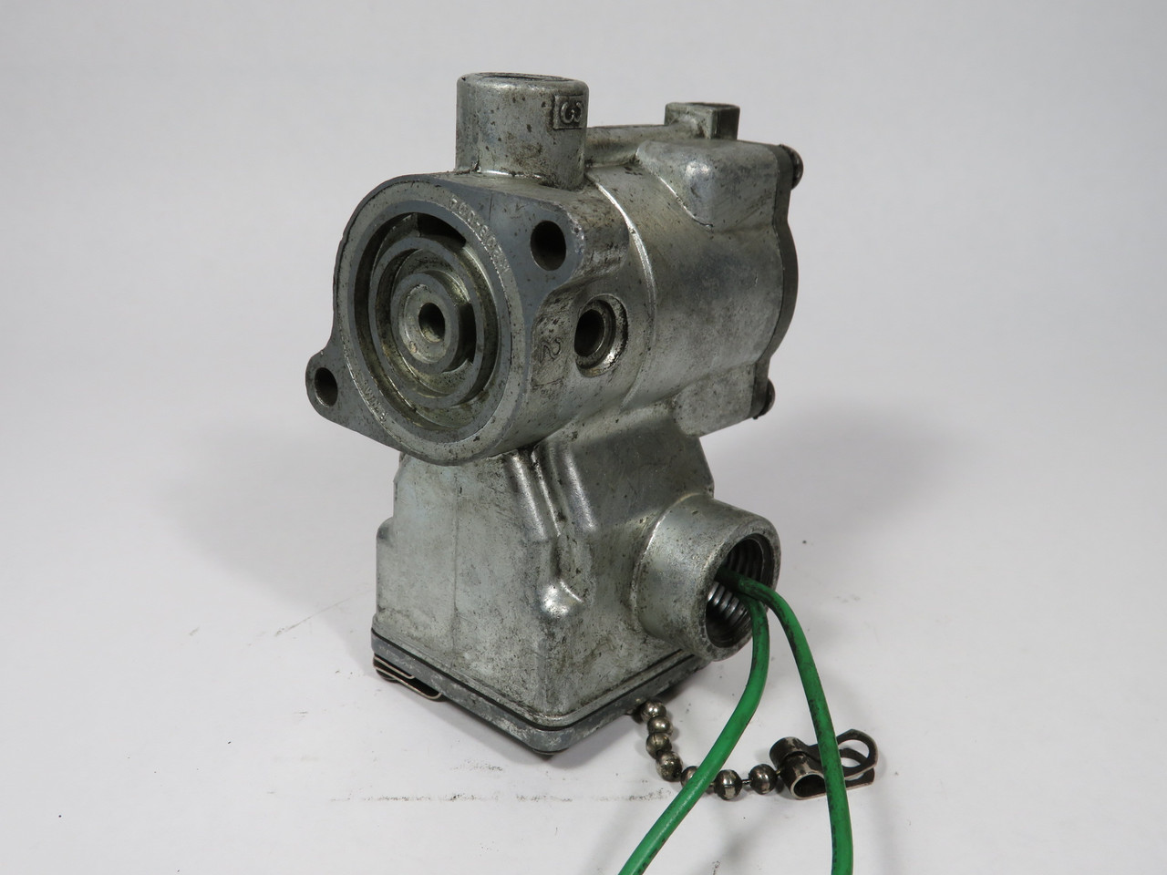 Bellows Valvair K065-7035 JIC Pilot Valve 6VDC USED