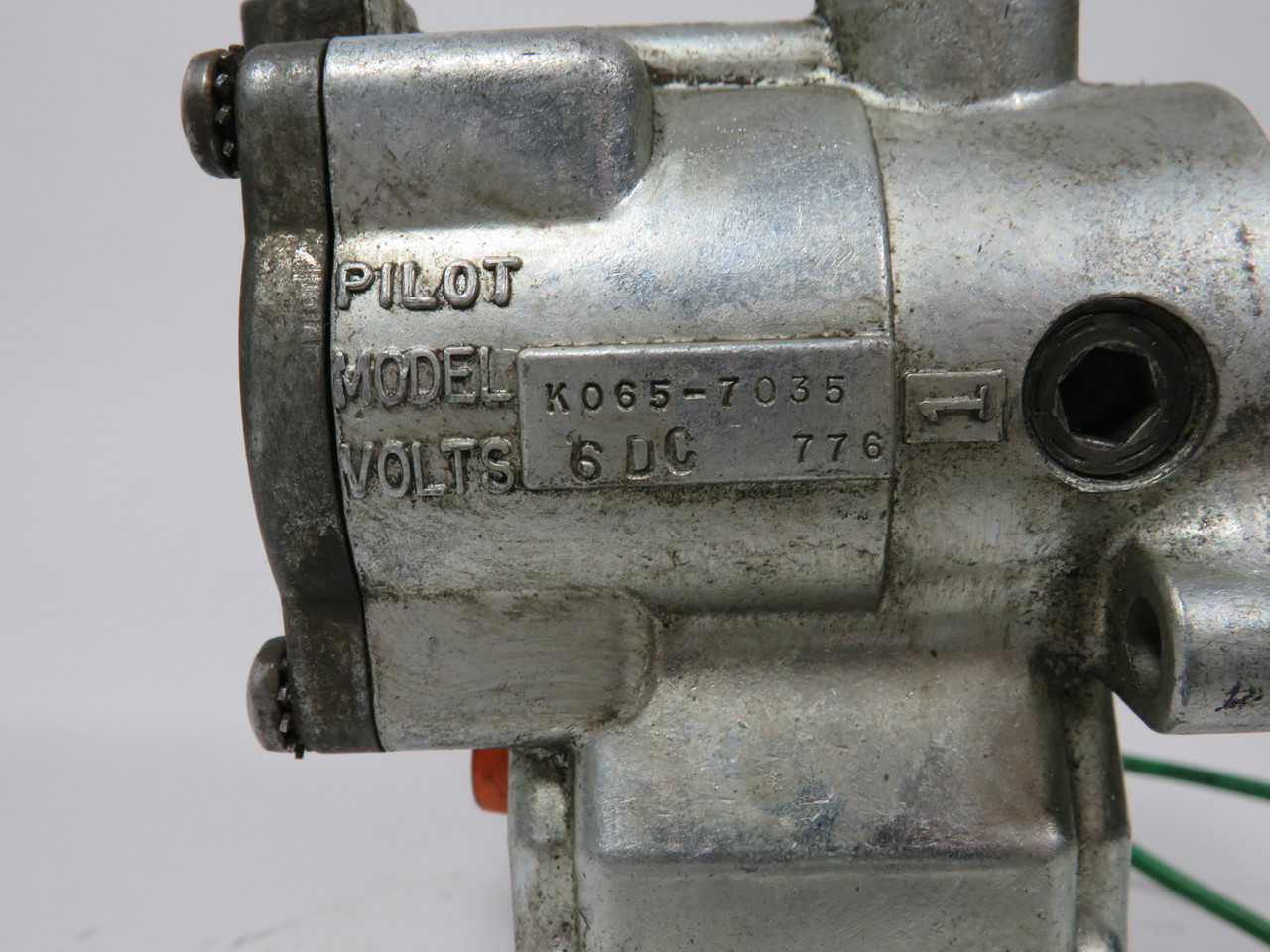 Bellows Valvair K065-7035 JIC Pilot Valve 6VDC USED