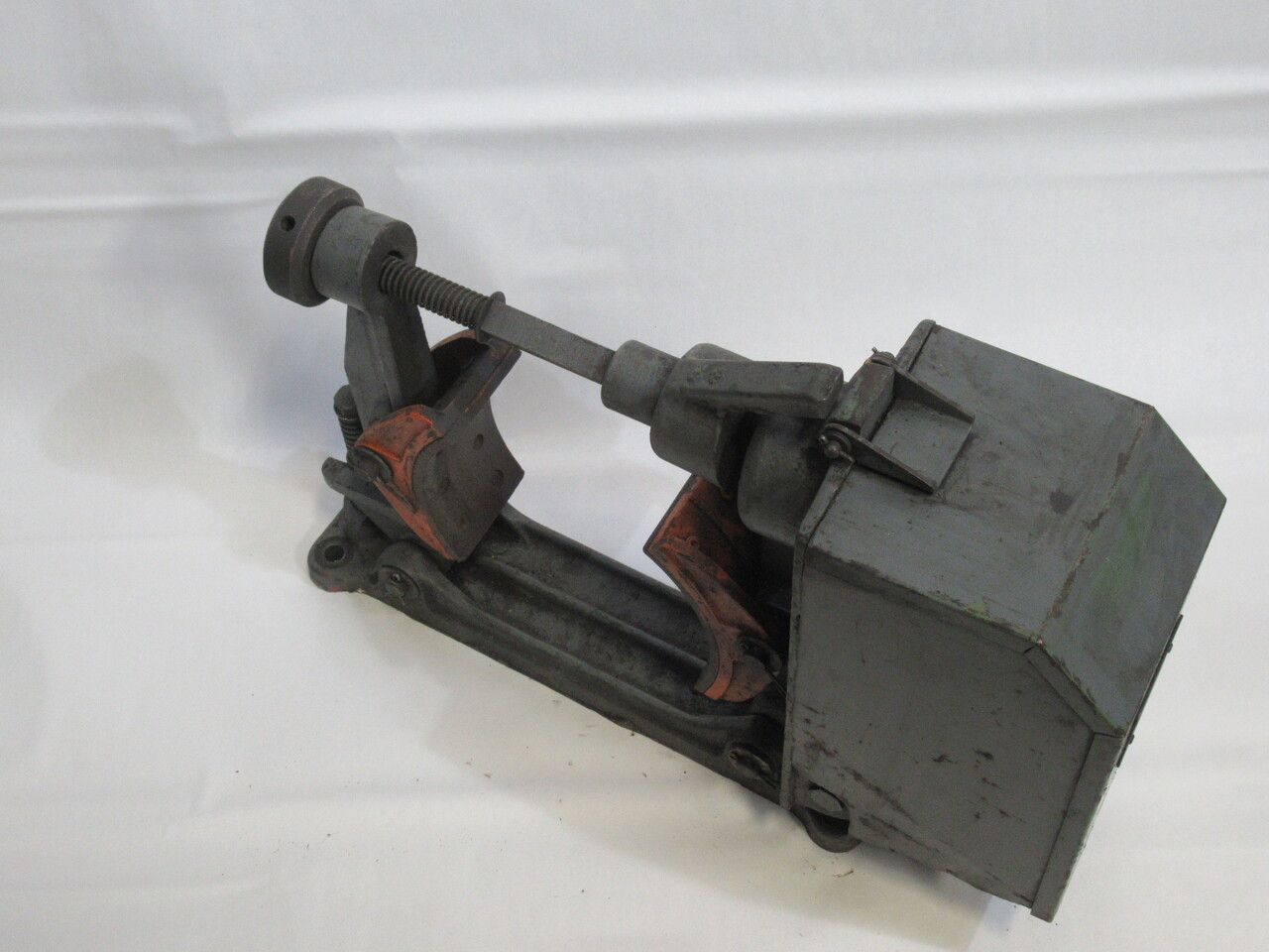 BTH F527980/1/27 Type AC Perigrip Brake 100LB-FT 550V 90W 1INS Max Clapper USED