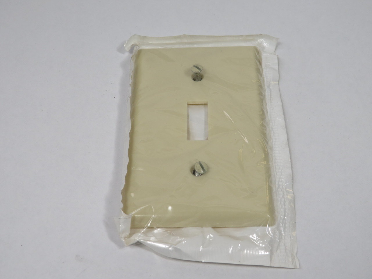 Leviton 86001 1-Gang Ivory Toggle Switch Wallplate Lot of 10 NWB
