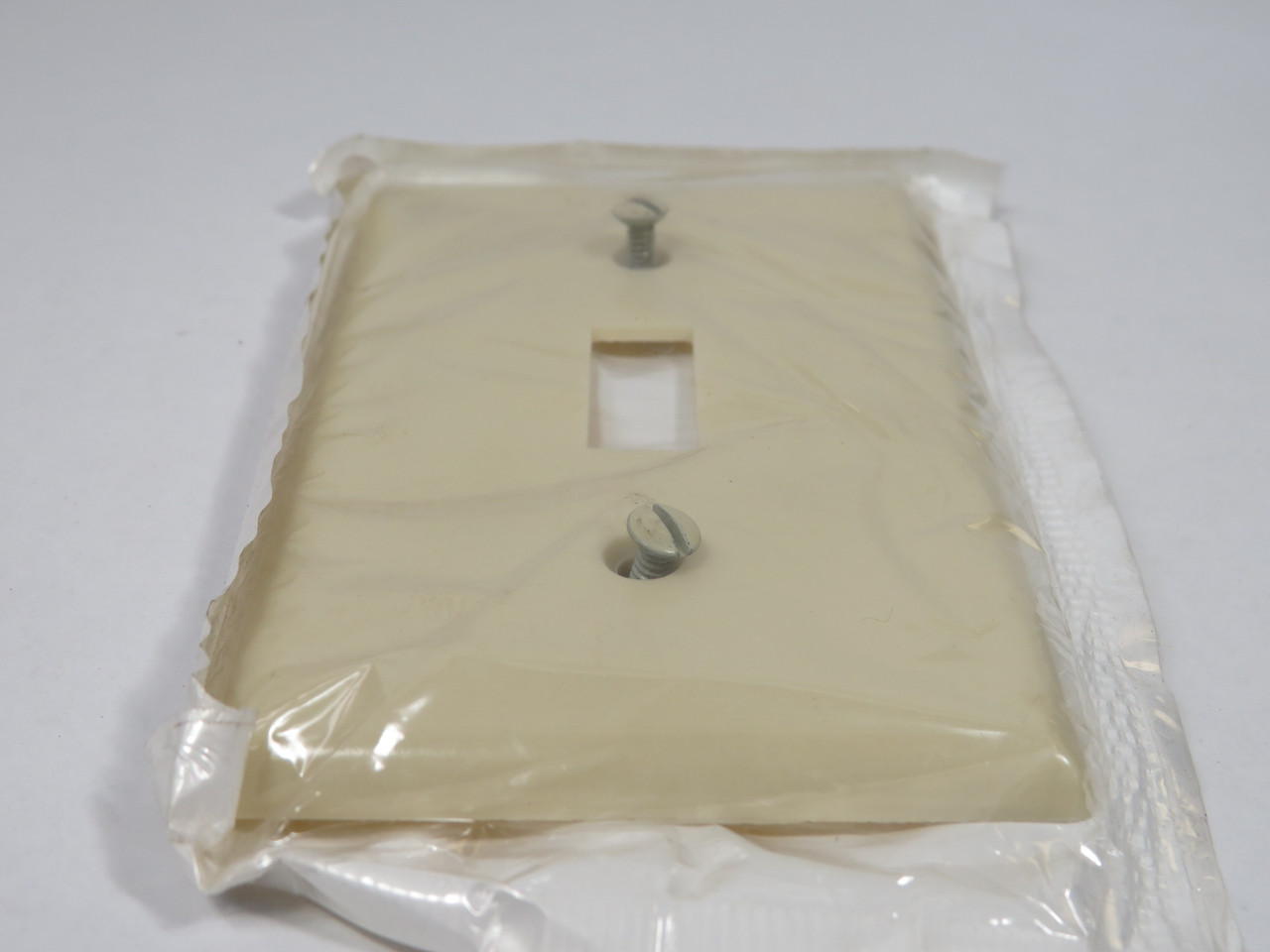 Leviton 86001 1-Gang Ivory Toggle Switch Wallplate Lot of 10 NWB