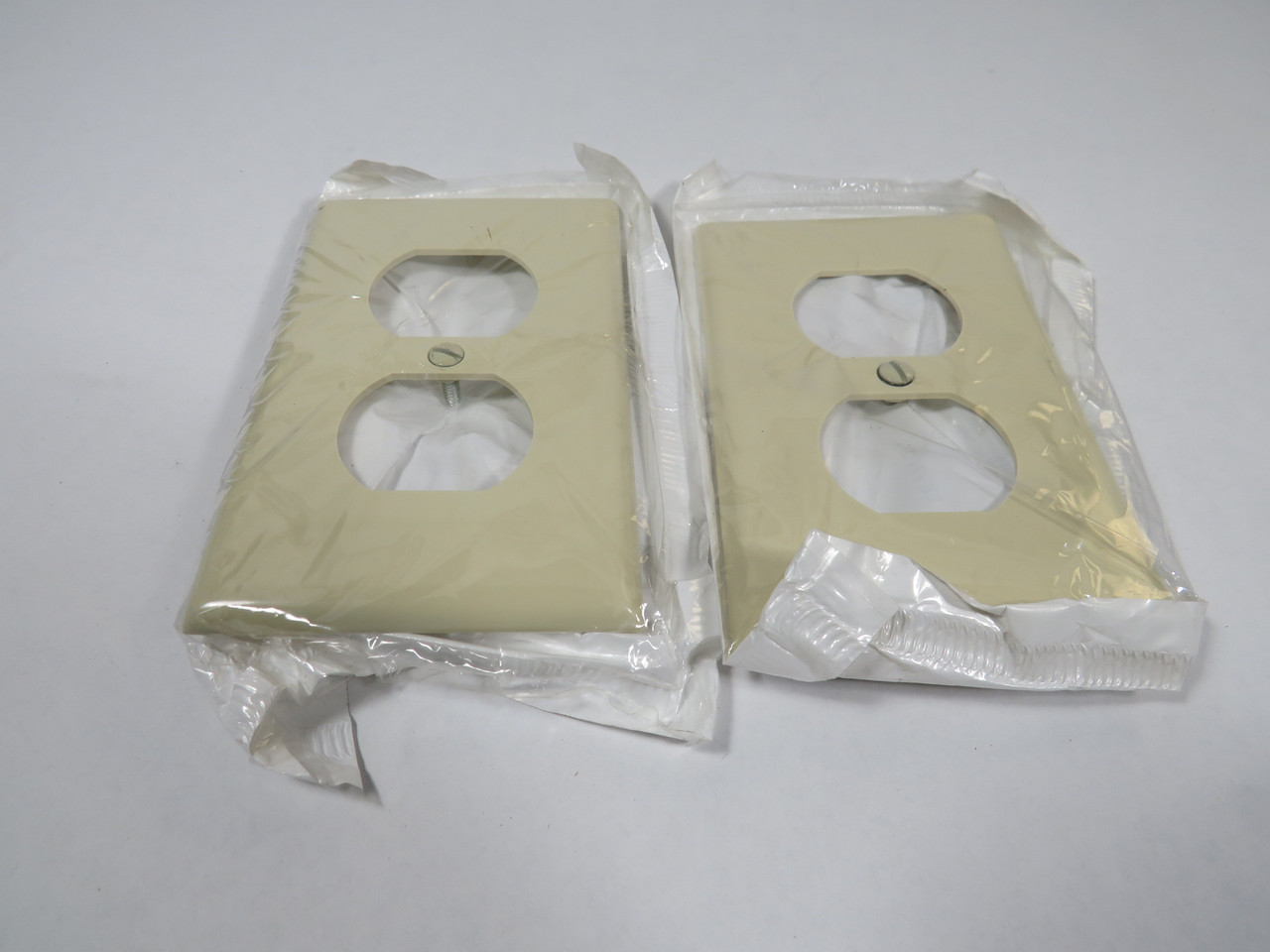 Leviton 80703-I 1-Gang Ivory Duplex Receptacle Wallplate Lot of 2 NWB