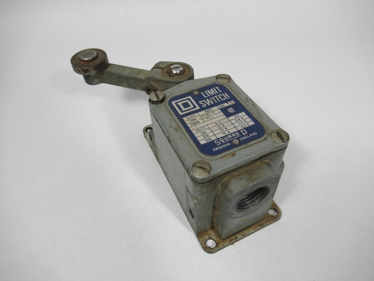Square D 9007TUB5 Ser B Limit Switch C/W Roller Lever 600VAC 15A SHELF WEAR USED