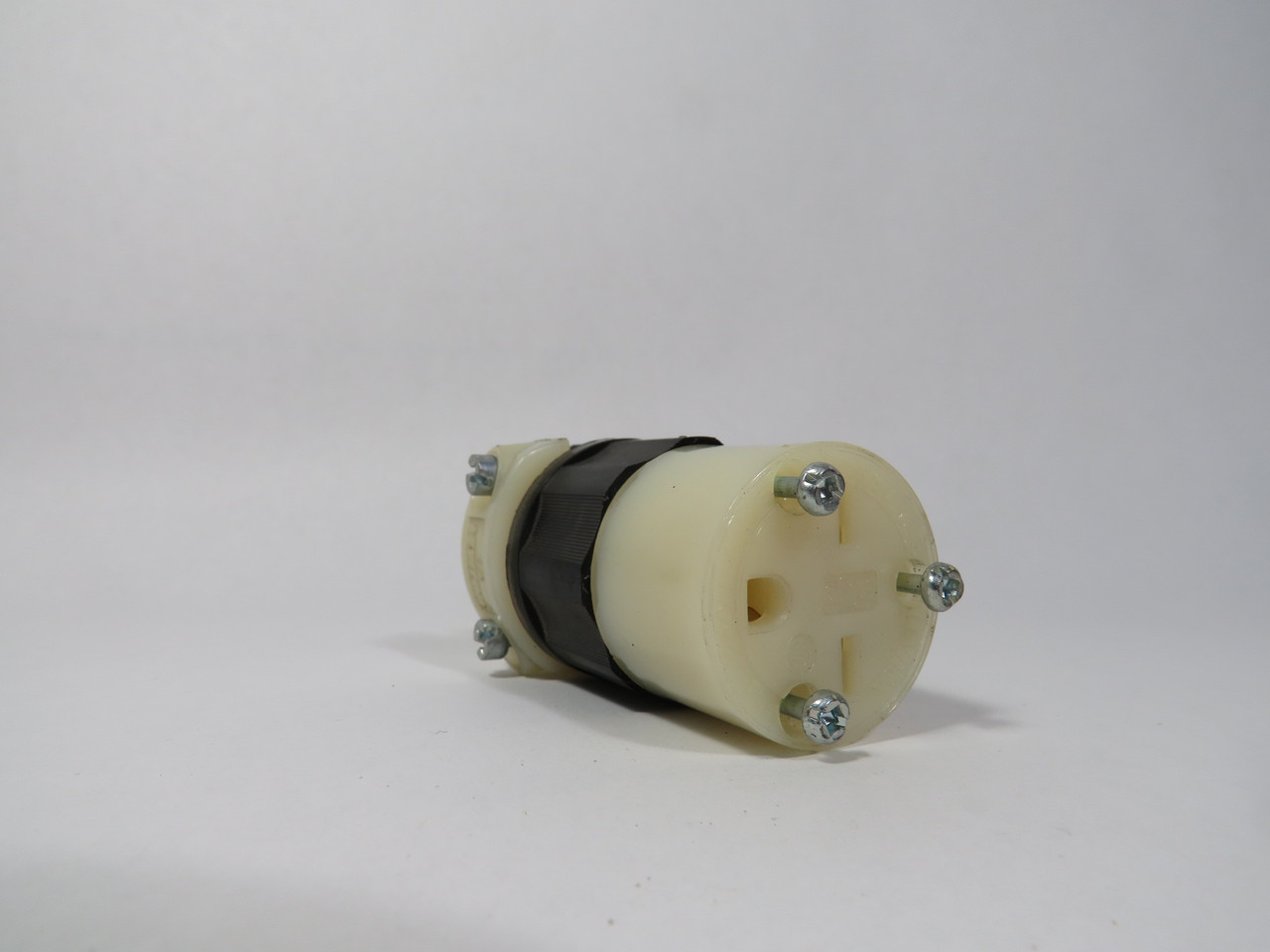 Leviton 5669-C Grounding Connector 15A 250V 3W 2P NOP