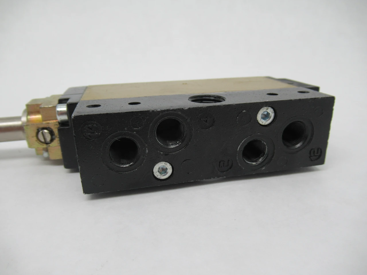 Pneumax 878/3.52.3.6.M2 5/2-Way Solenoid Valve G1/8" No Coil USED