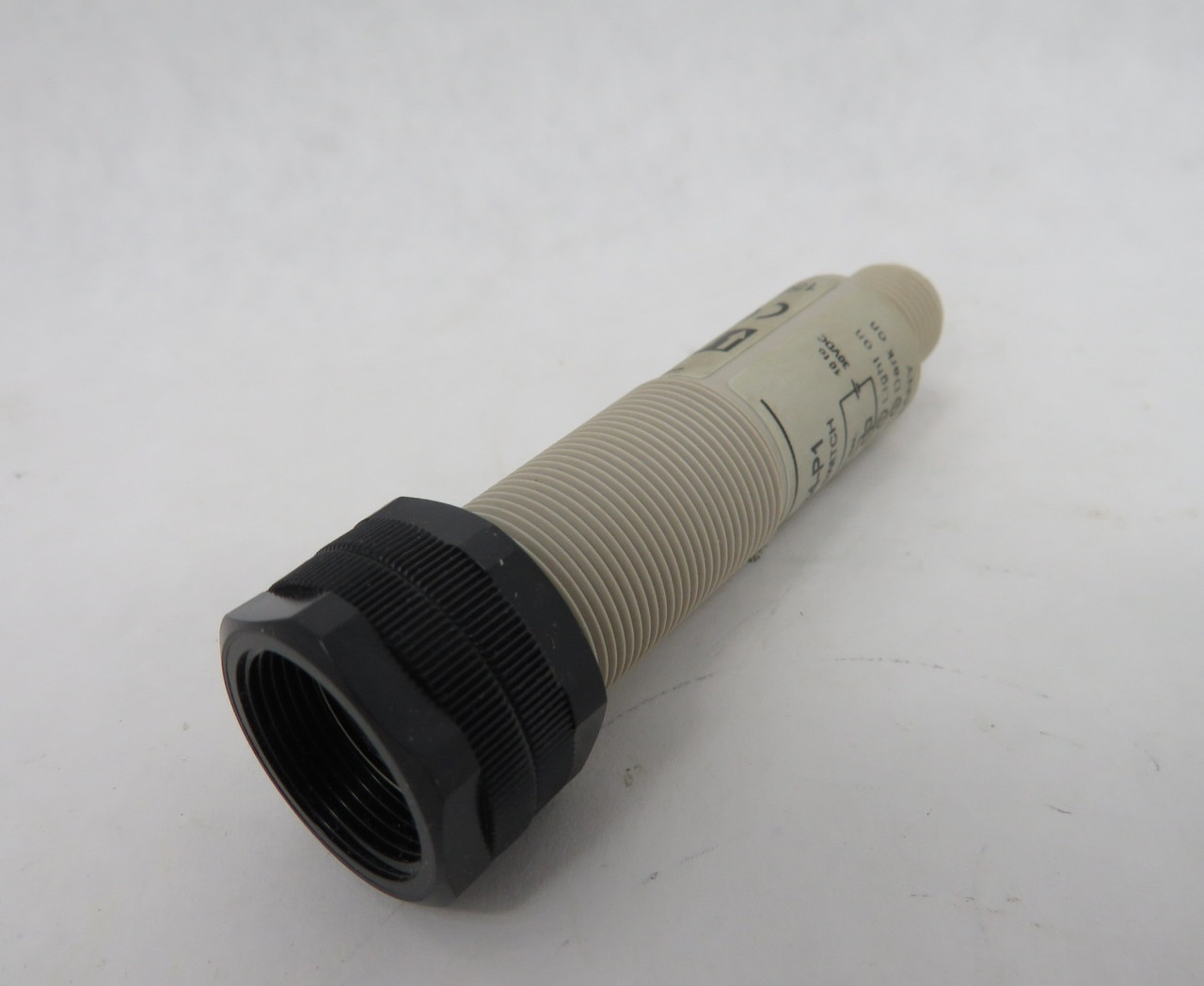 Omron E3F2-DS10B4-P1 Photoelectric Switch 10-30VDC 100mA SHELF WEAR NEW