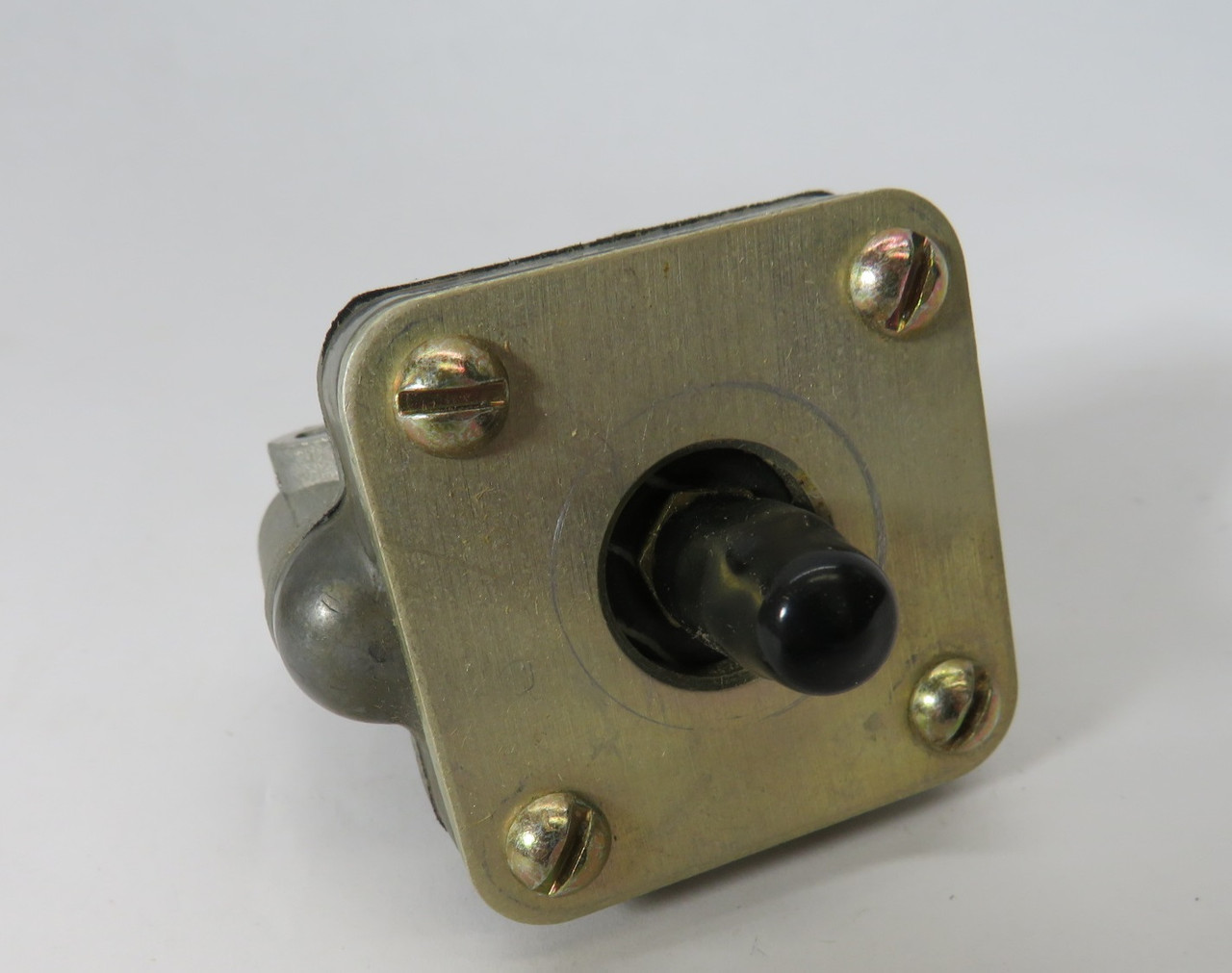 Fisher AJ6205000A2 Vertical Pneumatic Relay Assembly USED