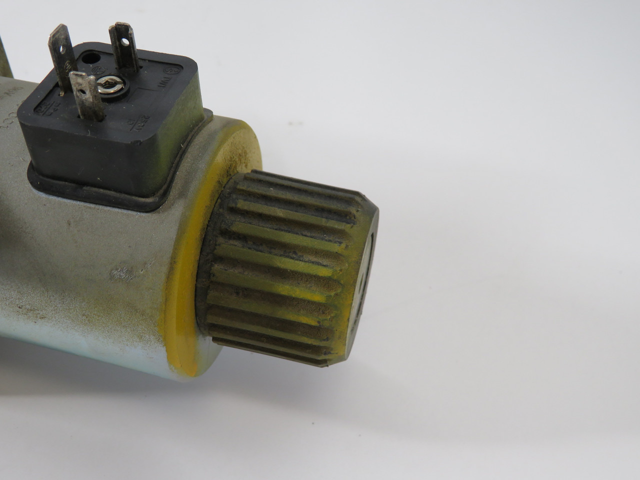 Miller 583-D5ECM-0184-N0 Directional Control Valve 96VDC 0.52A PAINT USED