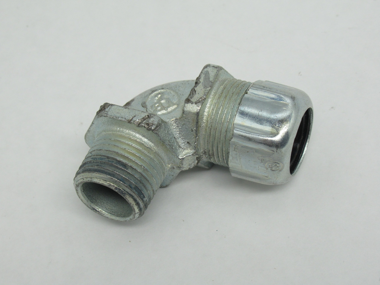 Thomas & Betts 2270 Elbow Strain Relief Fitting 1/2" NPT 0.45"-0.56" Range USED