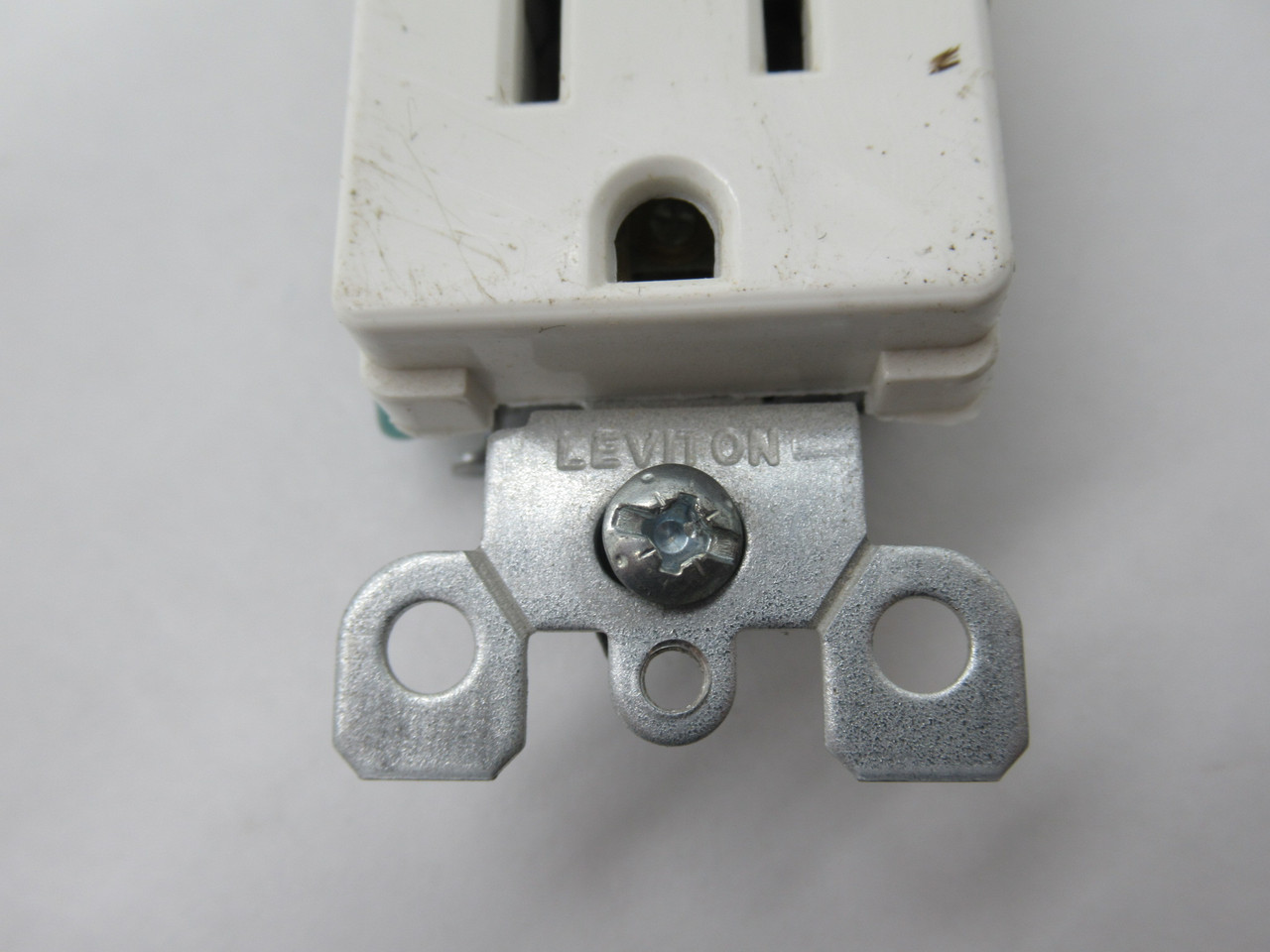 Leviton 5325-W Duplex Receptacle 15A 125V 3W 2P 5-15R White USED