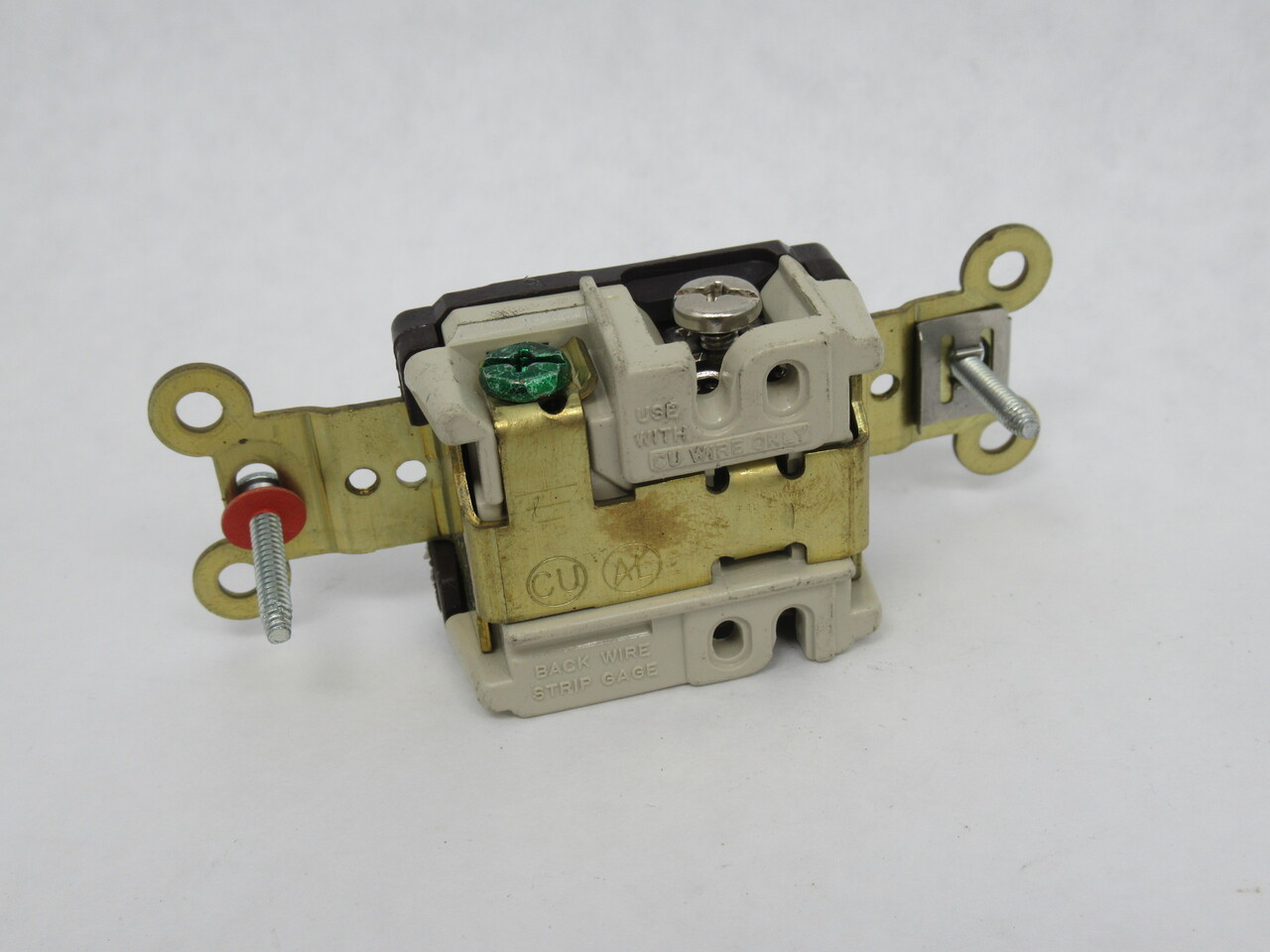 Hubbell HBL5261 Straight Blade Single Receptacle 15A 125V 3W 2P SHELF WEAR NOP