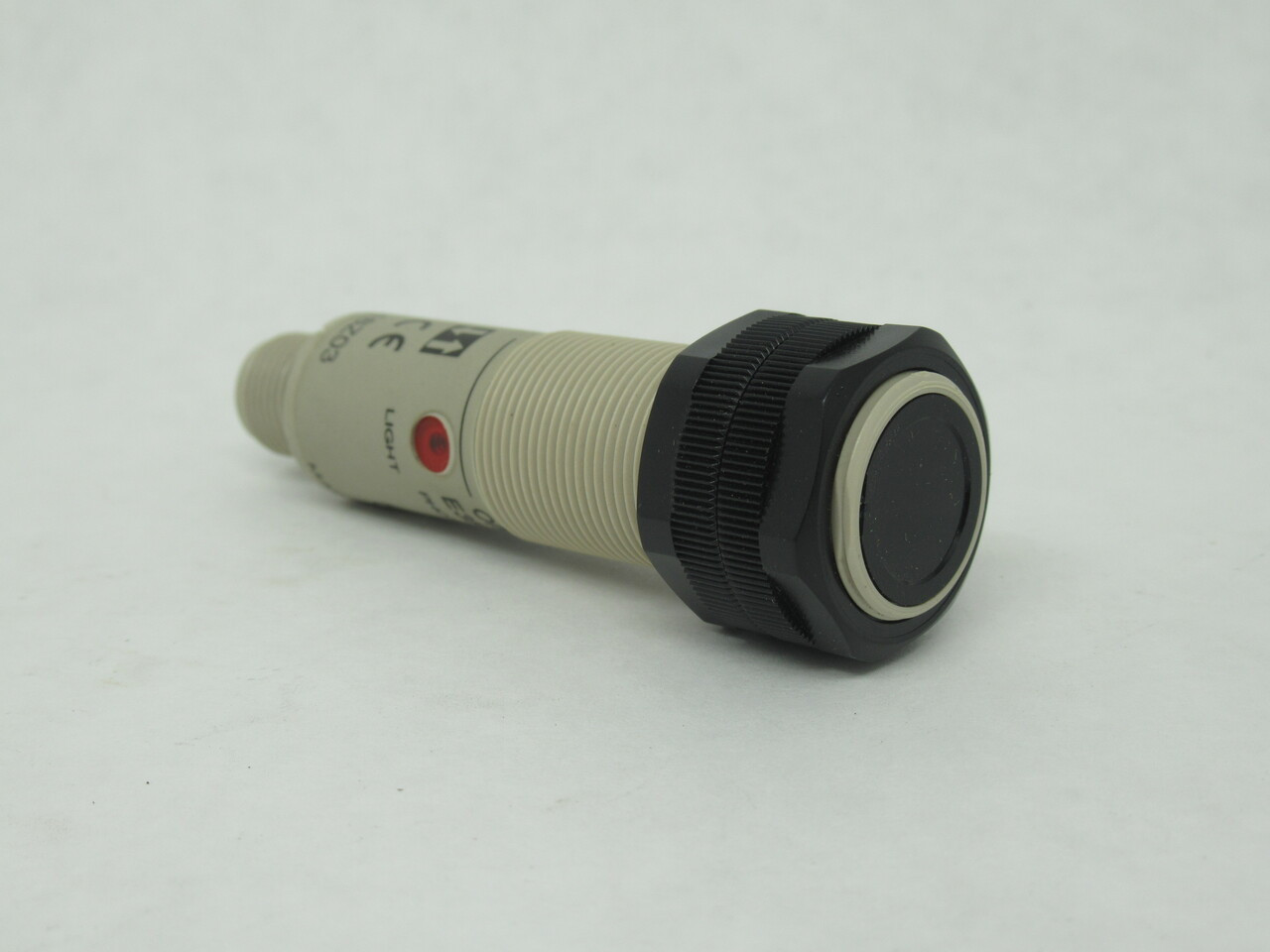 Omron E3F2-DS10B4-P1 Diffuse Reflective Sensor 10-30VDC 100mA 0.1m PNP NOP