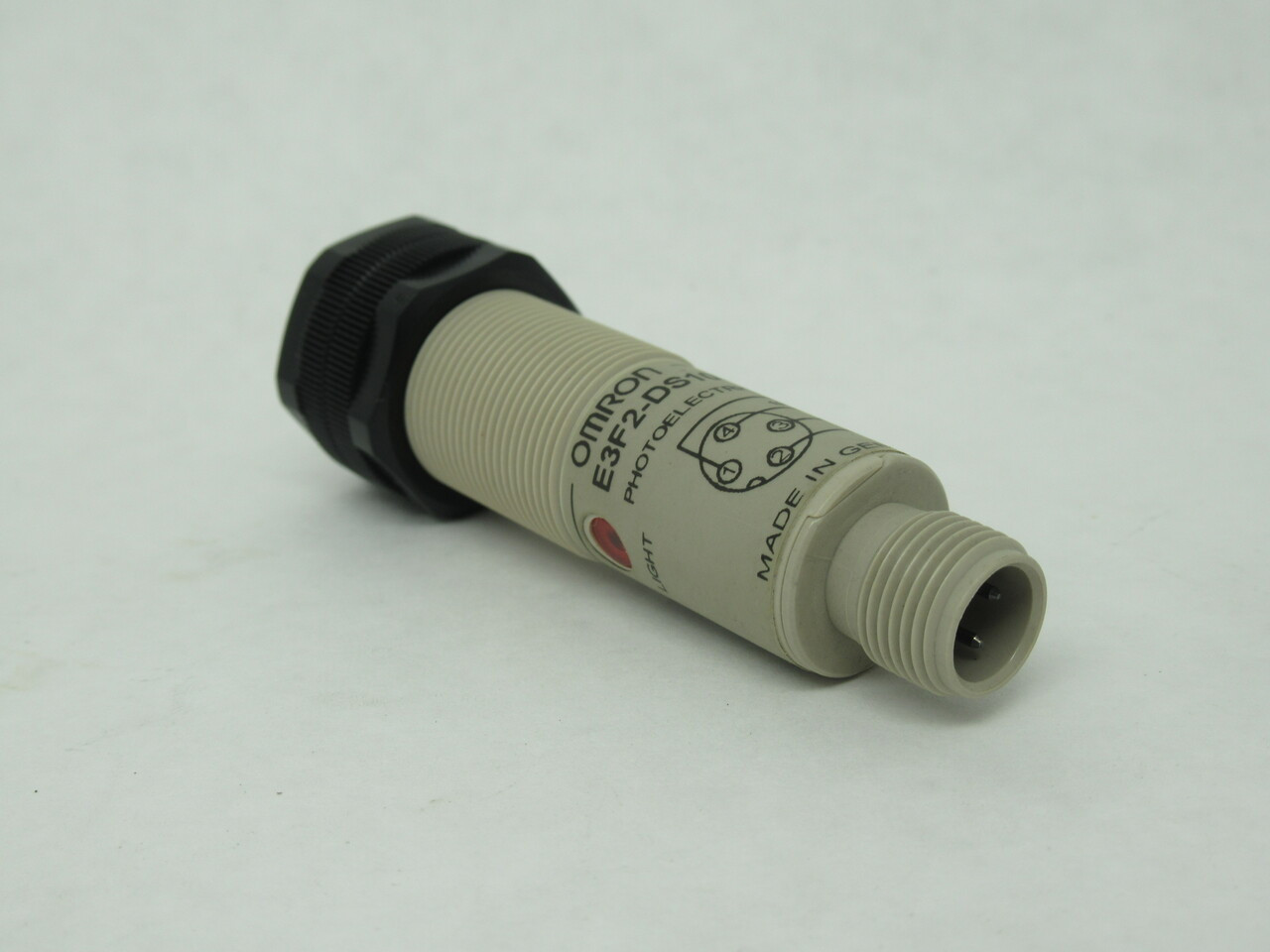 Omron E3F2-DS10B4-P1 Diffuse Reflective Sensor 10-30VDC 100mA 0.1m PNP NOP