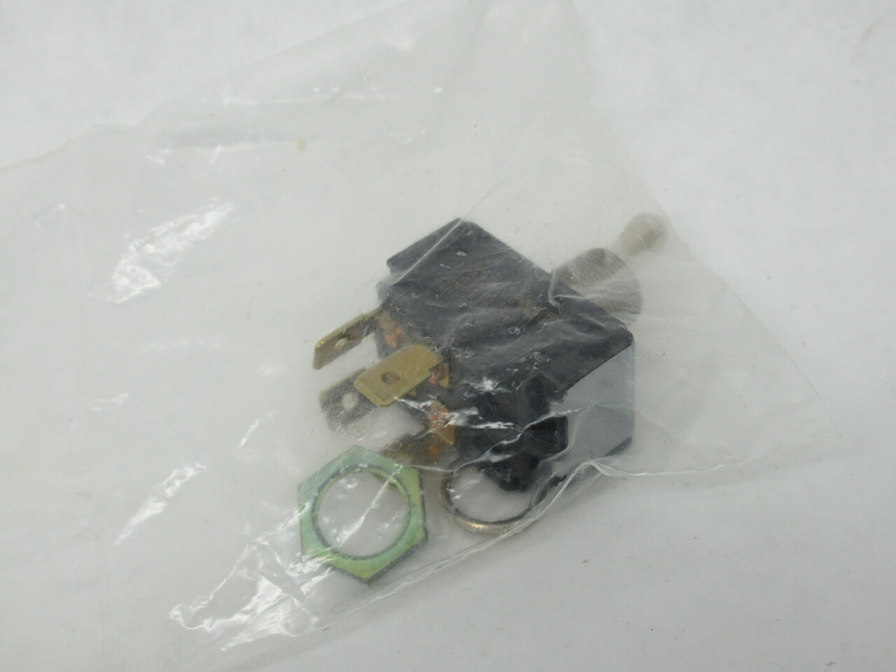 Cutler-Hammer 7561K6 Toggle Switch ON-NONE-OFF 2PST 15A 125V 10A 250V NOP