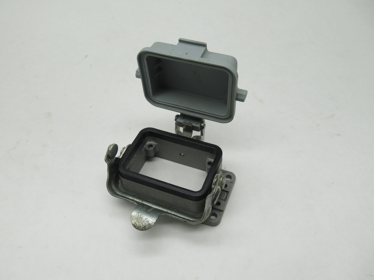Harting 09300060302 Housing Bulkhead Mount 1 Locking Lever + Cover Size 6B USED