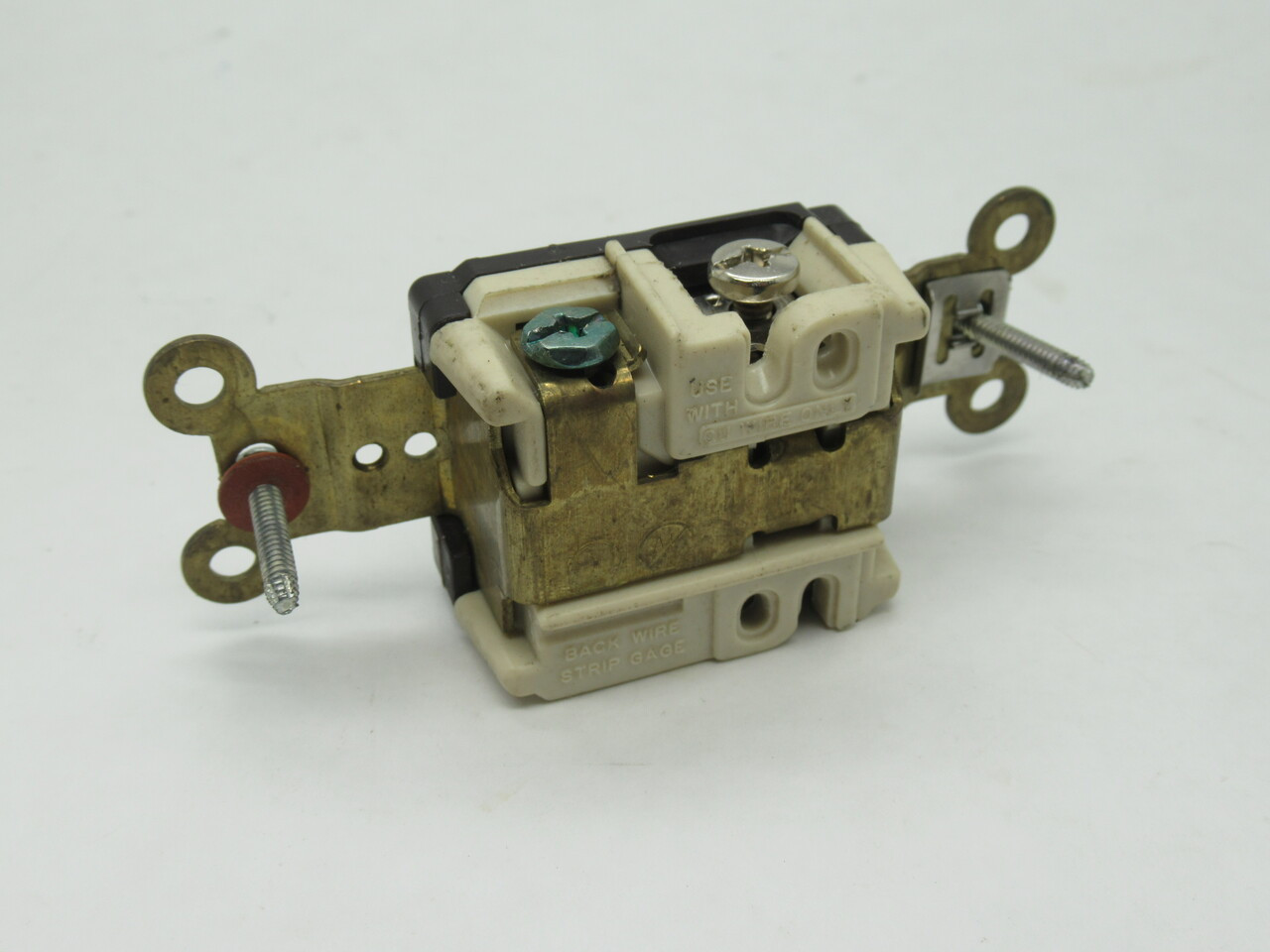 Hubbell 6331 Straight Blade Receptacle 20A 125V 3W 2P USED