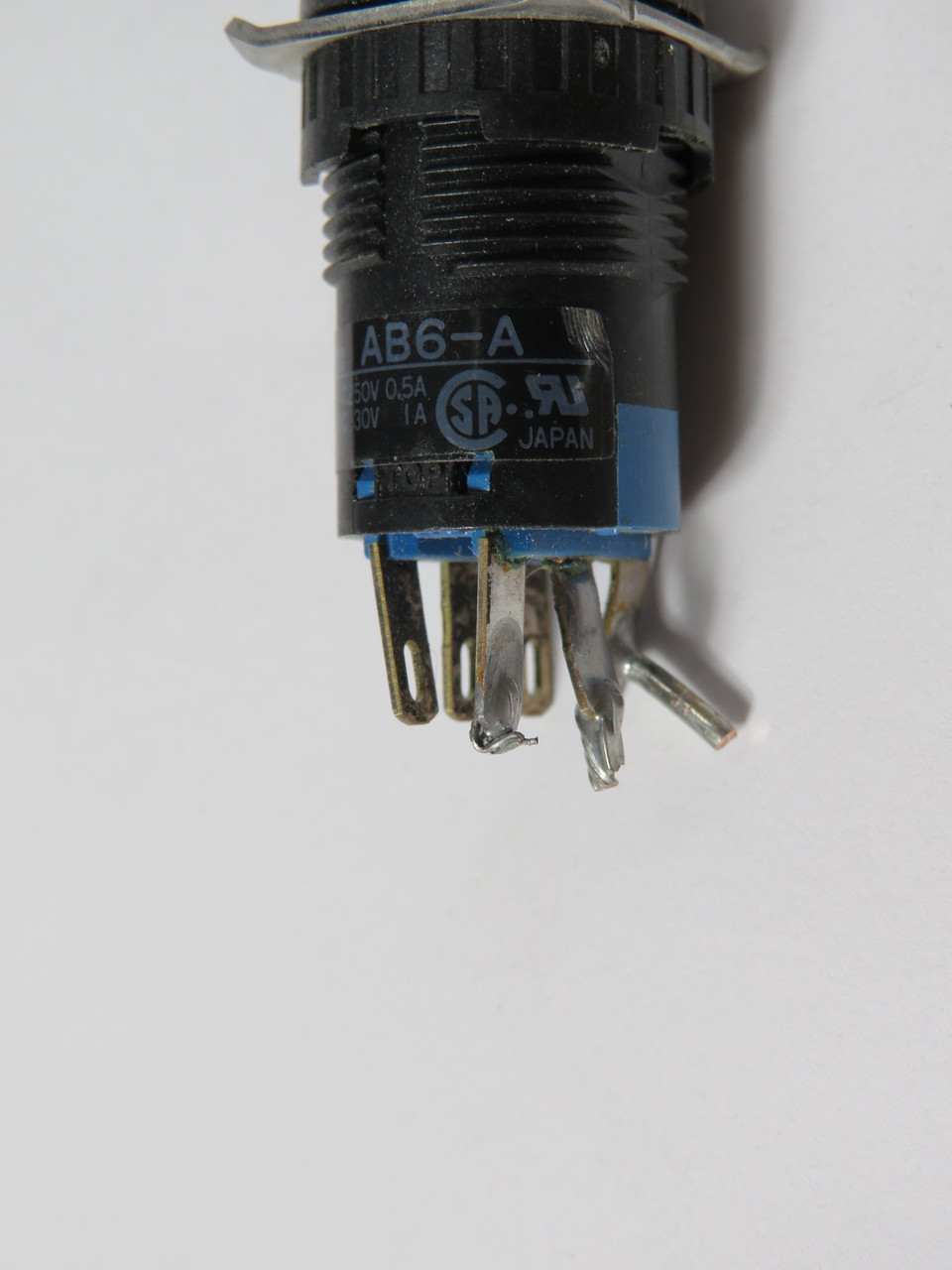 Idec AB6M-A2P-B Black Maintained Non-Illuminated Push Button 18mm DPDT USED