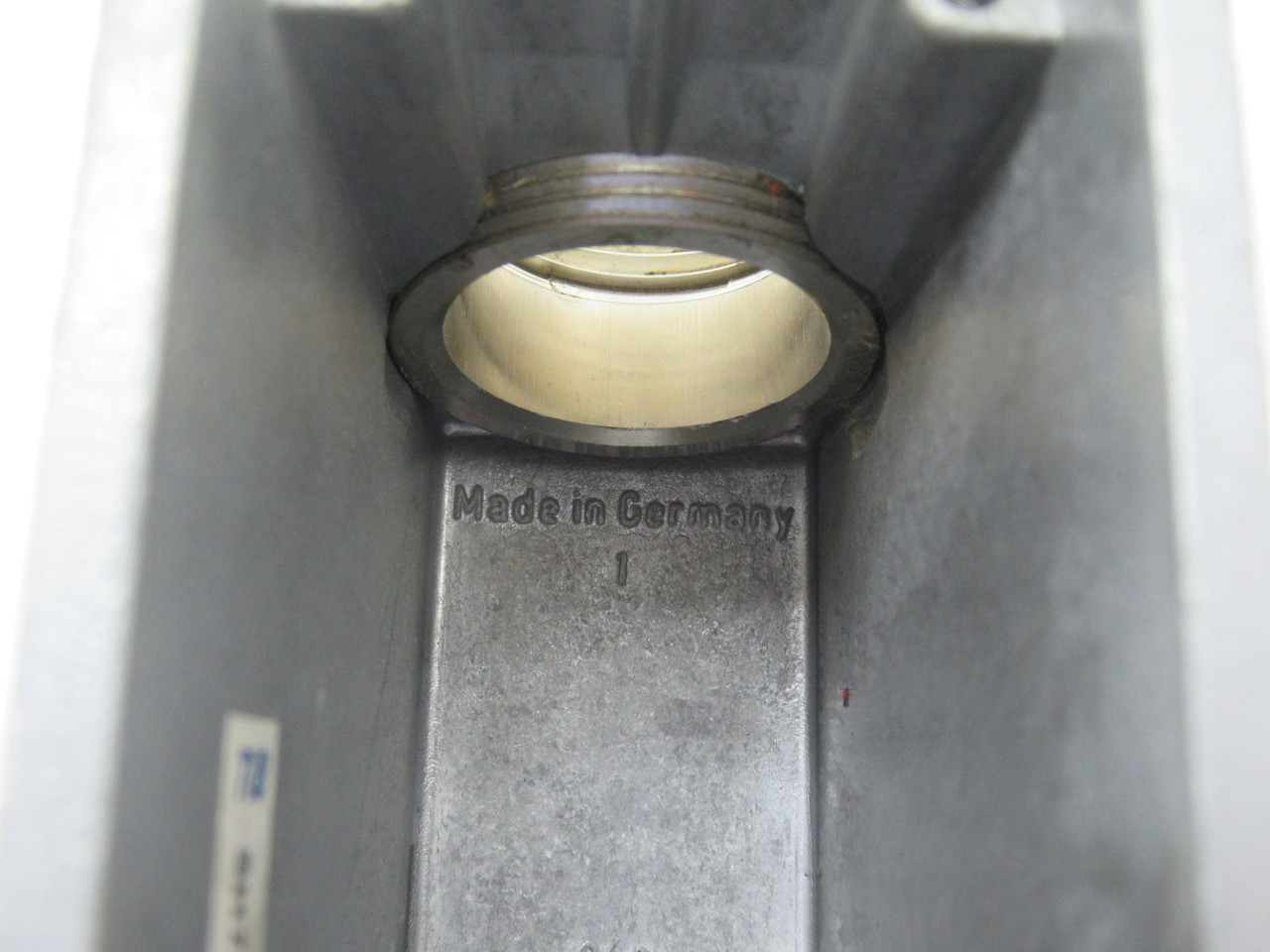 Thomas & Betts SH724 Side Entry Hood 1x 1" NPT Single Lever USED